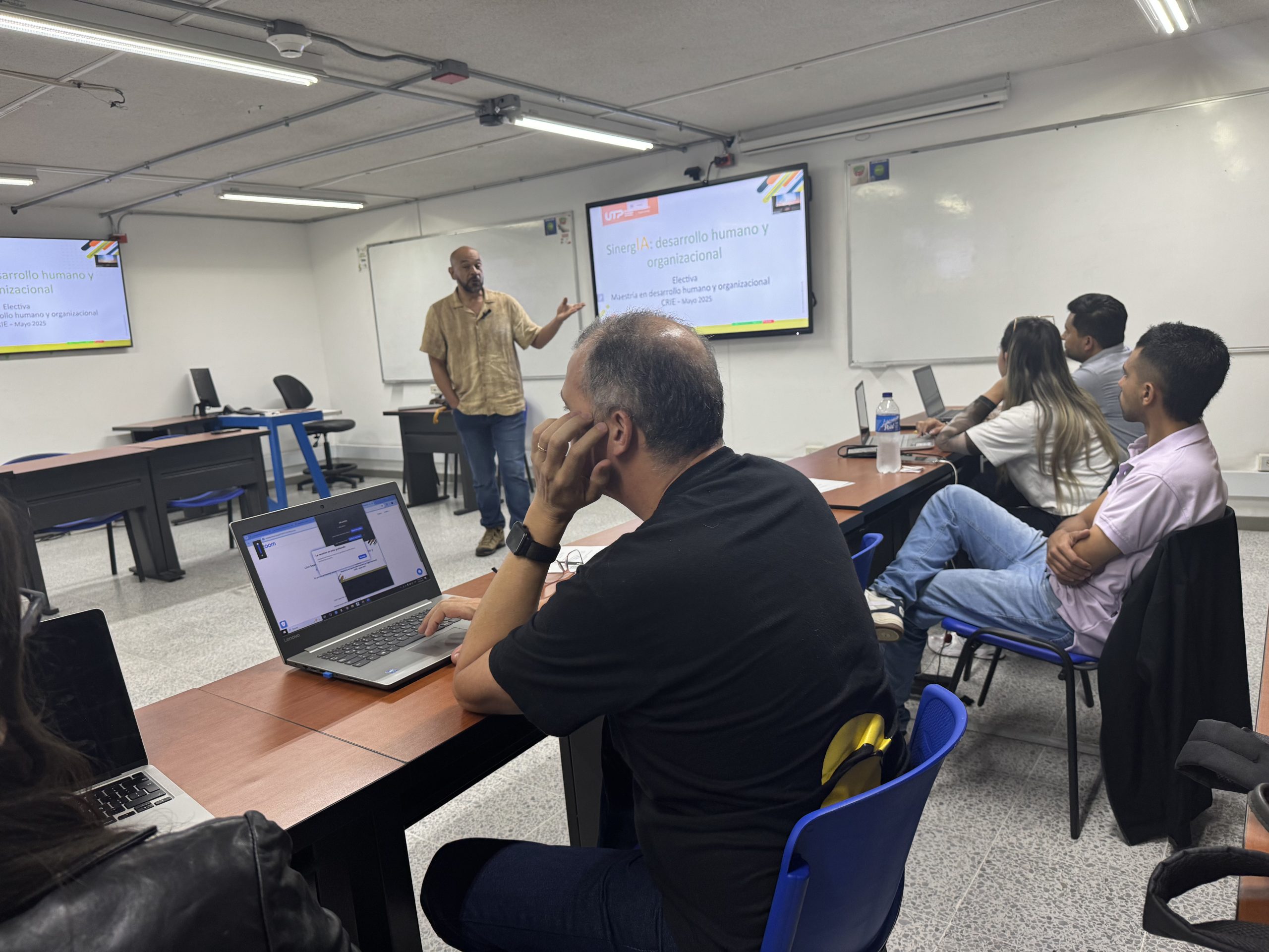 Llegó desde Valledupar en 1988 con una maleta llena de incertidumbre y un formulario enviado por correo tradicional, sin conocer a nadie y con la esperanza de estudiar una carrera que le permitiera trabajar durante el día. Eligió la Licenciatura en Español y Comunicación Audiovisual. Pereira lo recibió con un frío penetrante que lo hizo dudar. Pero se quedó. Porque había una fuerza poderosa que lo motivaba: las ganas de aprender, de crecer, de encontrar su lugar.