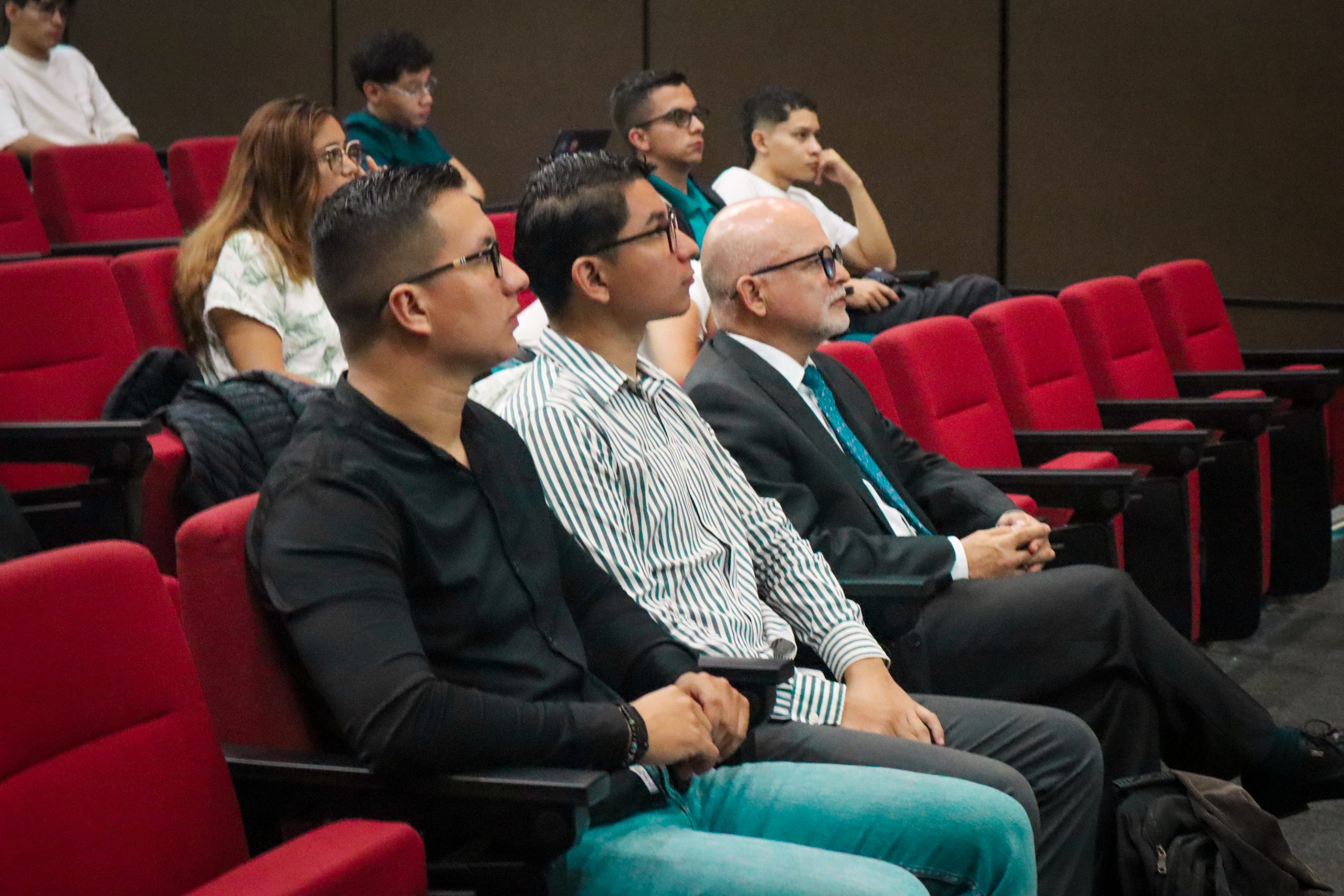 Según el profesor José Francisco Amador Montaño, quien dirigió la lección inaugural del programa de Licenciatura en Tecnología, la robótica educativa es un eje crucial en la formación de los futuros licenciados en tecnología. Durante su intervención, el docente destacó la necesidad de que los estudiantes no solo aprendan a enseñar esta disciplina, sino que también comprendan los distintos tipos de pensamiento involucrados en el proceso de aprendizaje