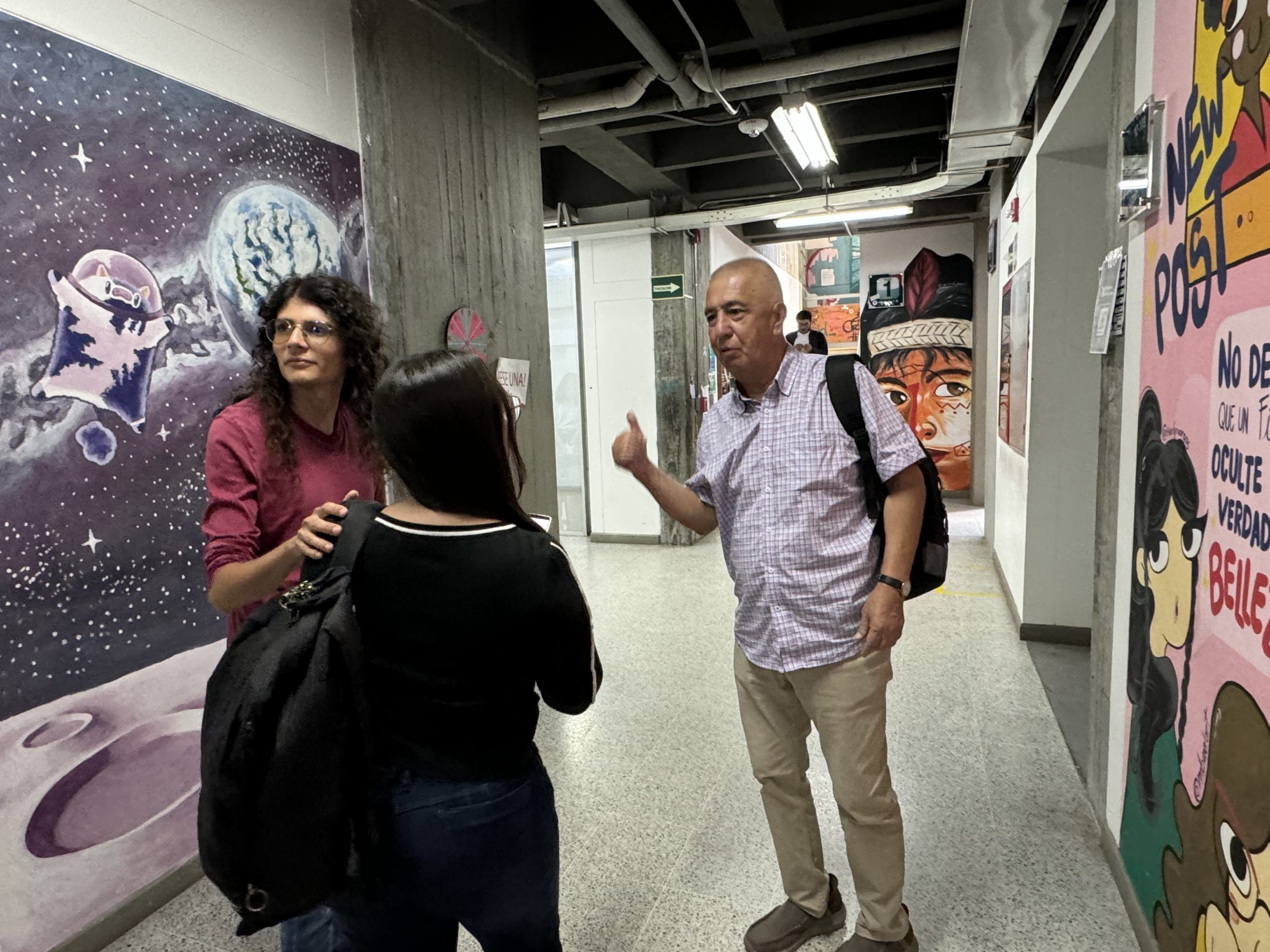 Con más de cuatro décadas dedicadas a la música y a la Universidad Tecnológica de Pereira, el profesor Héctor Rey Romero ha sido testigo y protagonista de la transformación institucional desde los tiempos del antiguo Instituto de Bellas Artes hasta la consolidación de la actual Facultad de Bellas Artes y Humanidades. Para él, la Universidad no ha sido solo su lugar de trabajo: ha sido su proyecto de vida.