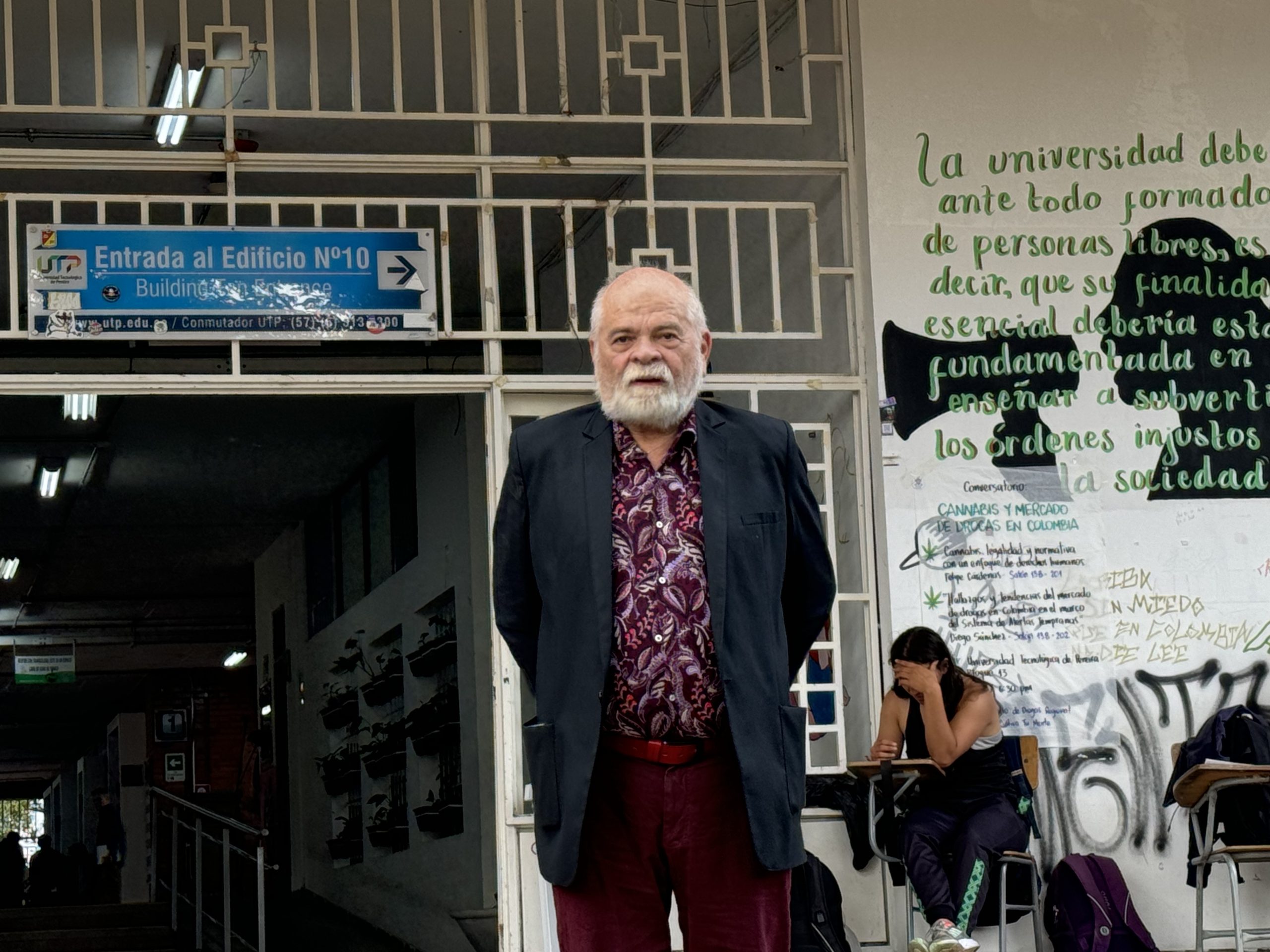 Aunque nunca renunció a su acento guaraní, su corazón fue conquistado en Pereira por la Universidad Tecnológica, fue su espacio natural y posteriormente su fuente de vida profesional como docente. Fueron 38 años entre salones de clase, pasillos y espacios de encuentro, haciendo lo que más le gusta: poner a pensar y reflexionar a sus interlocutores, a partir de lo que aporta el entorno en la construcción de sociedad y de ciudad.