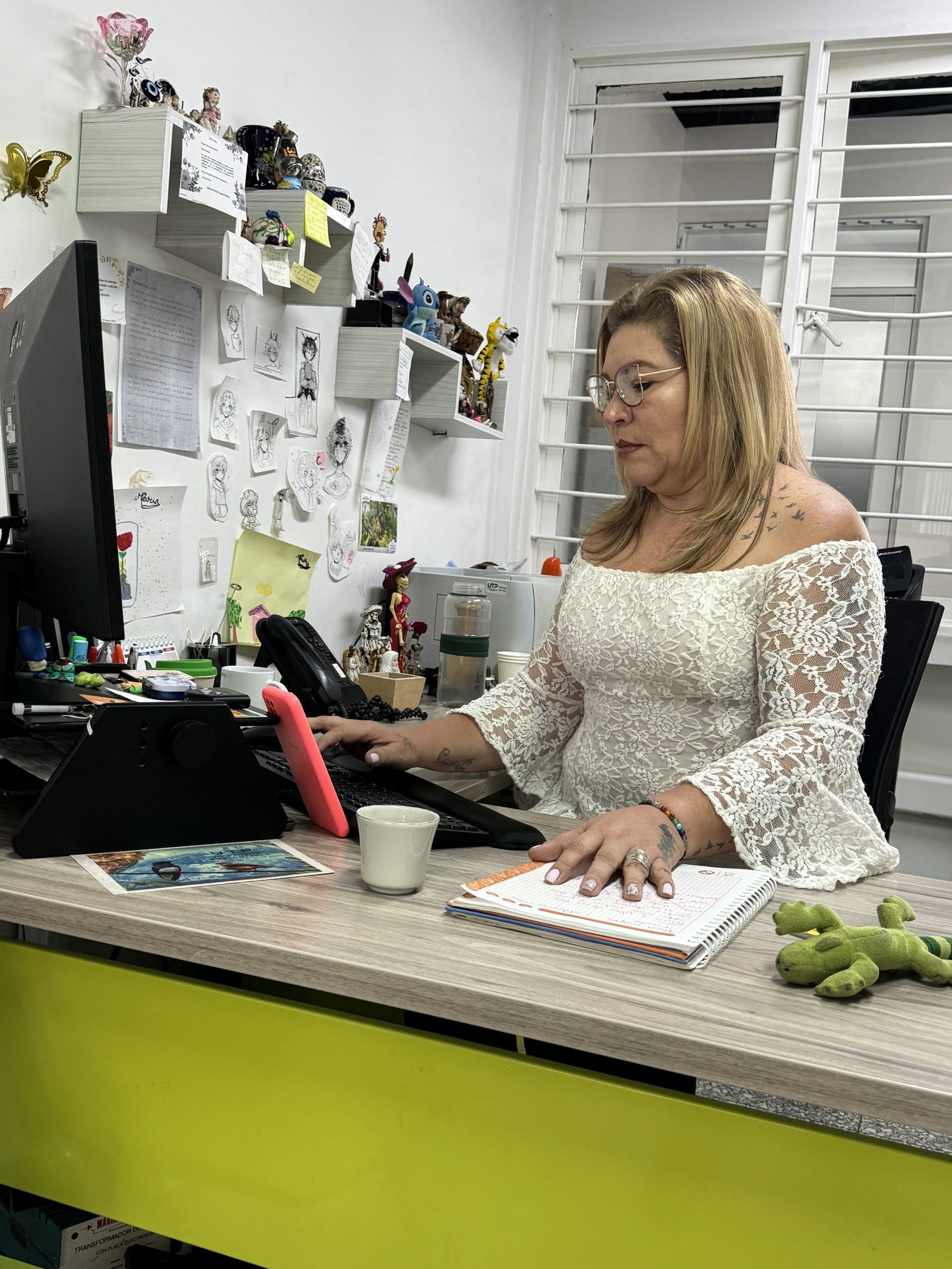 La historia de Alba Lucy Romero Cañaveral en la Universidad Tecnológica de Pereira está hecha de papeles mecanografiados, memorandos, horarios, llaves, conmutadores y máquinas de escribir, pero, sobre todo, de afecto y gratitud. Cuando se le pregunta desde cuándo trabaja en la Universidad, responde sin titubeos: