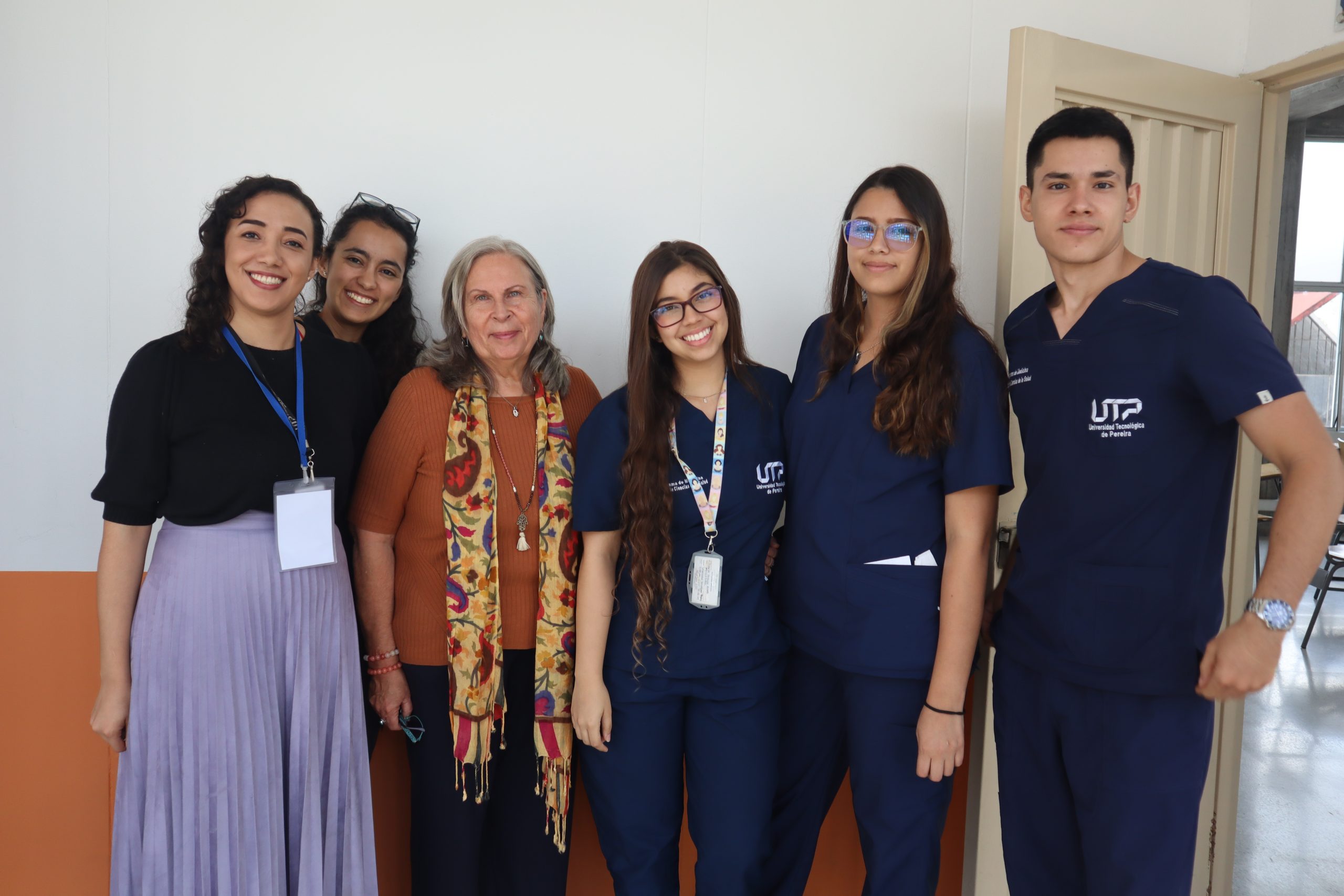 El primer workshop sobre parto en agua en UTP abre nuevas posibilidades para la educación en salud materna, ofreciendo una alternativa que promete nacimientos más cortos y menos dolorosos. Con la guía de la reconocida capacitadora internacional Bárbara Harper, médicos, estudiantes y parteras se entrenaron en esta técnica, preparando el camino para que, en el futuro, las mujeres de la región puedan optar por esta opción segura y humanizada en hospitales.