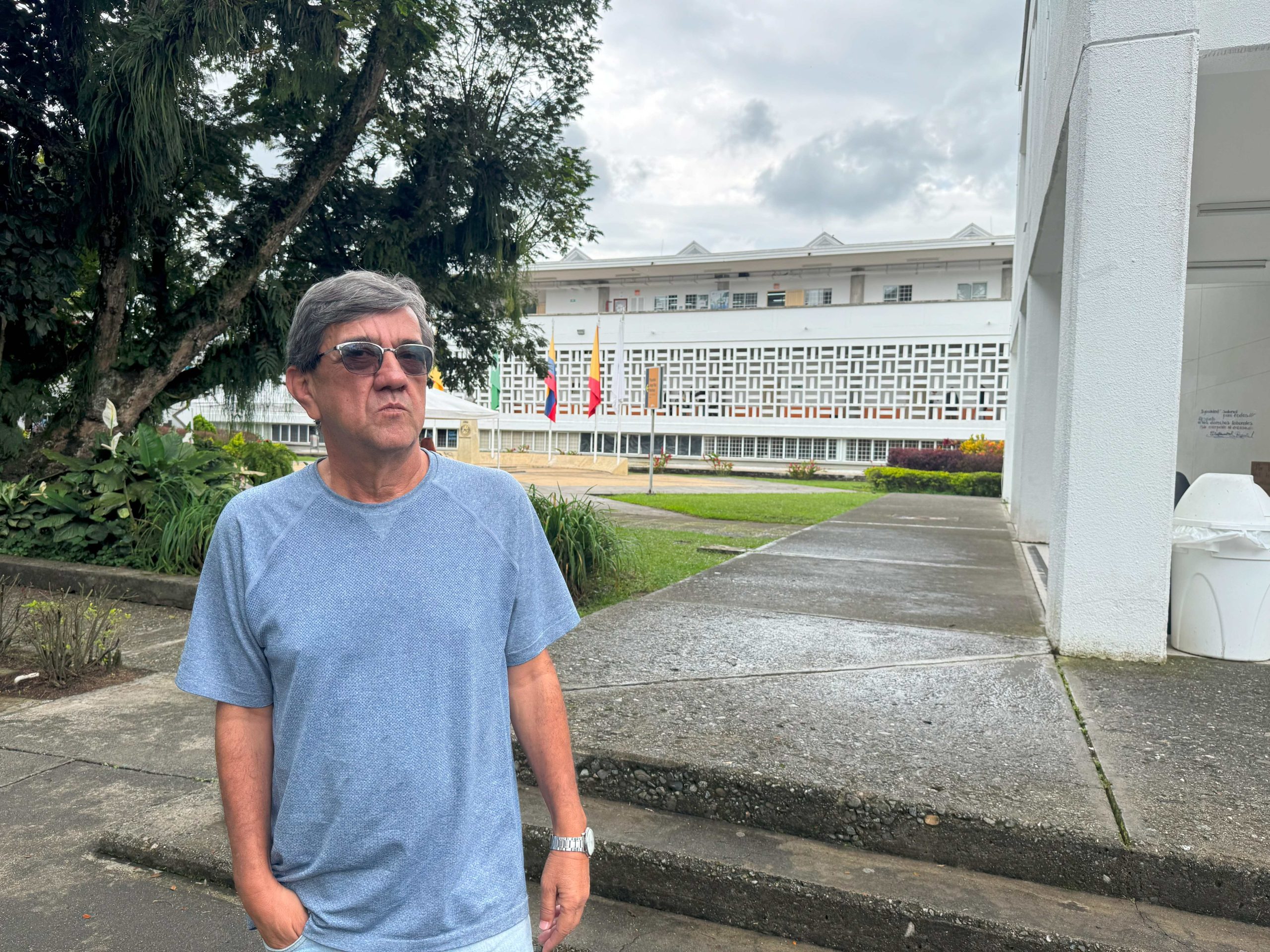 Por esas coincidencias que solo se entienden con el paso del tiempo, Manuel José Hurtado ha vivido a la Universidad Tecnológica de Pereira desde dos orillas: primero como funcionario administrativo y, luego, como docente. Más que un doble vínculo laboral, su historia refleja la de un hombre que ha recorrido los pasillos de la institución con la misma serenidad con la que conversa: pausado, cálido, con la claridad tranquila que deja la experiencia.