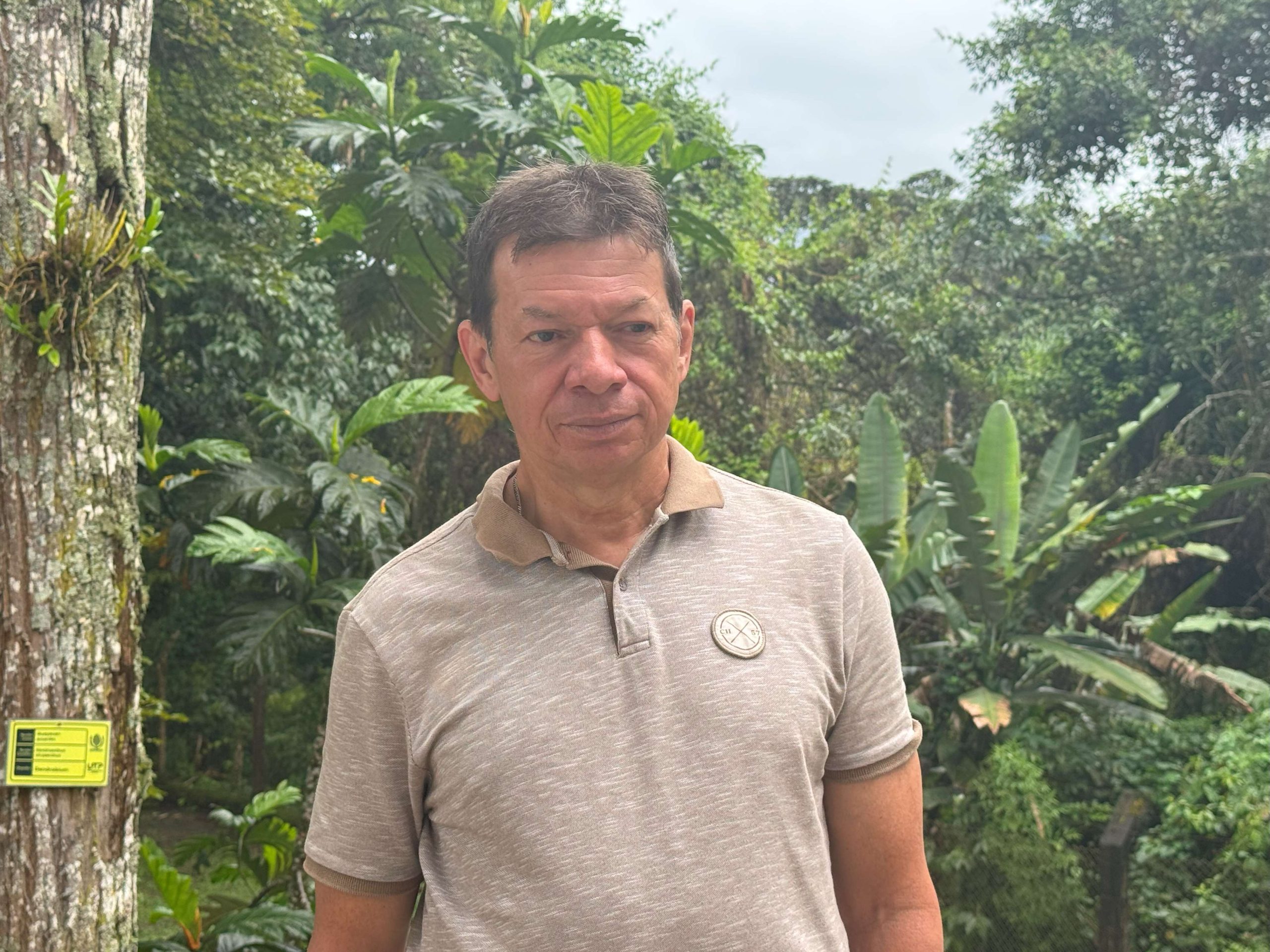 A Campo Elías González Pineda lo trajeron a la Universidad Tecnológica de Pereira unas palabras que, aunque simples, fueron contundentes: "Preséntese a un concurso docente que acaban de abrir en la UTP, hombre anímese, que esa universidad es buena". Se presentó, ganó el concurso docente y hoy completa 24 años enseñando matemáticas, viviendo entre números, operaciones, geometría, curvas de persecución, ah, y también jugando fútbol y siendo un orgulloso animalista.