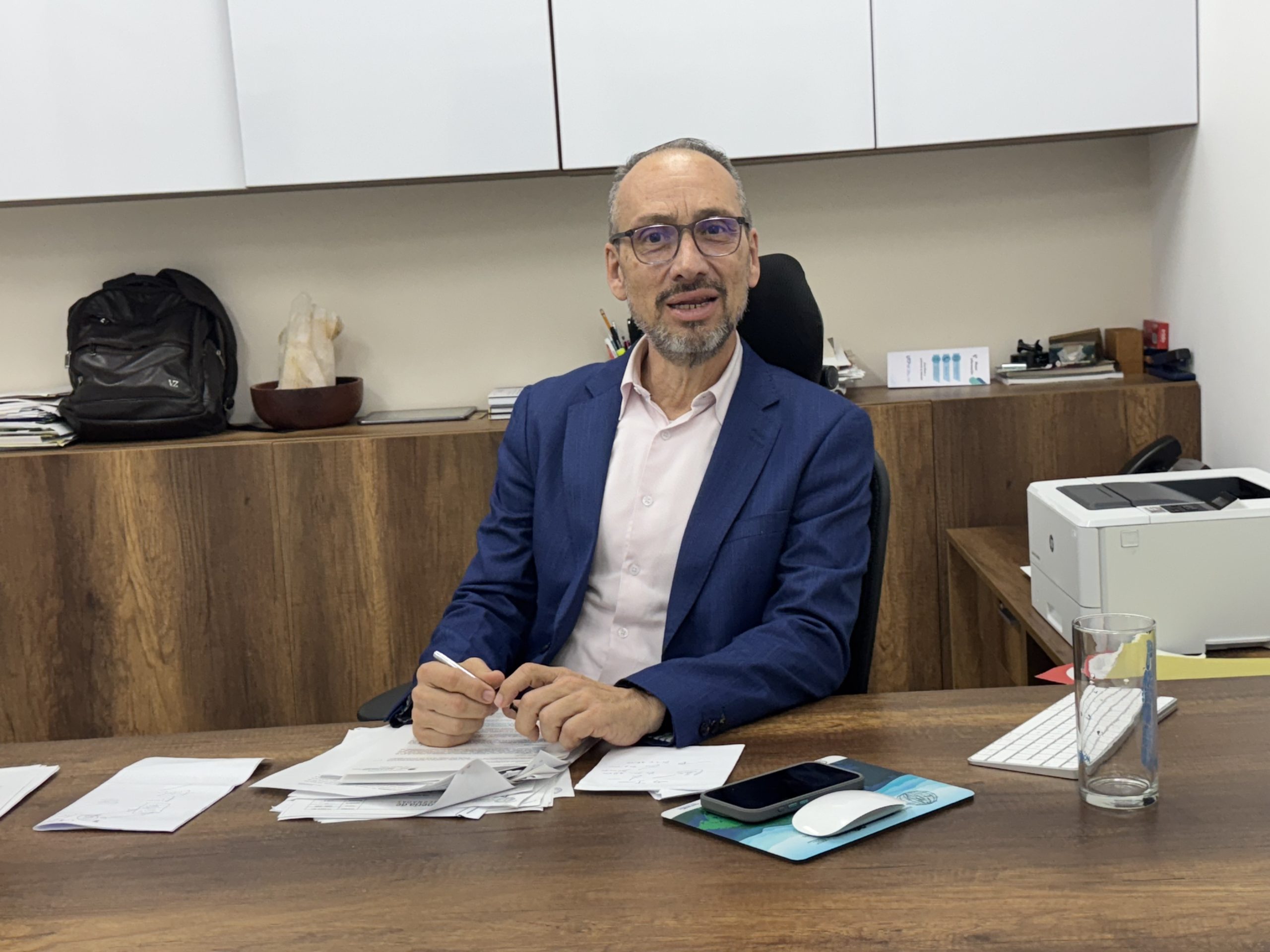 Nació en Cali, creció en Tuluá y echó raíces en Pereira, donde encontró una vida completa. Wilson Arenas Valencia, actual vicerrector académico de la Universidad Tecnológica de Pereira, no llegó una sola vez a esta institución: llegó como estudiante, como funcionario, como profesor. Llegó y se quedó.