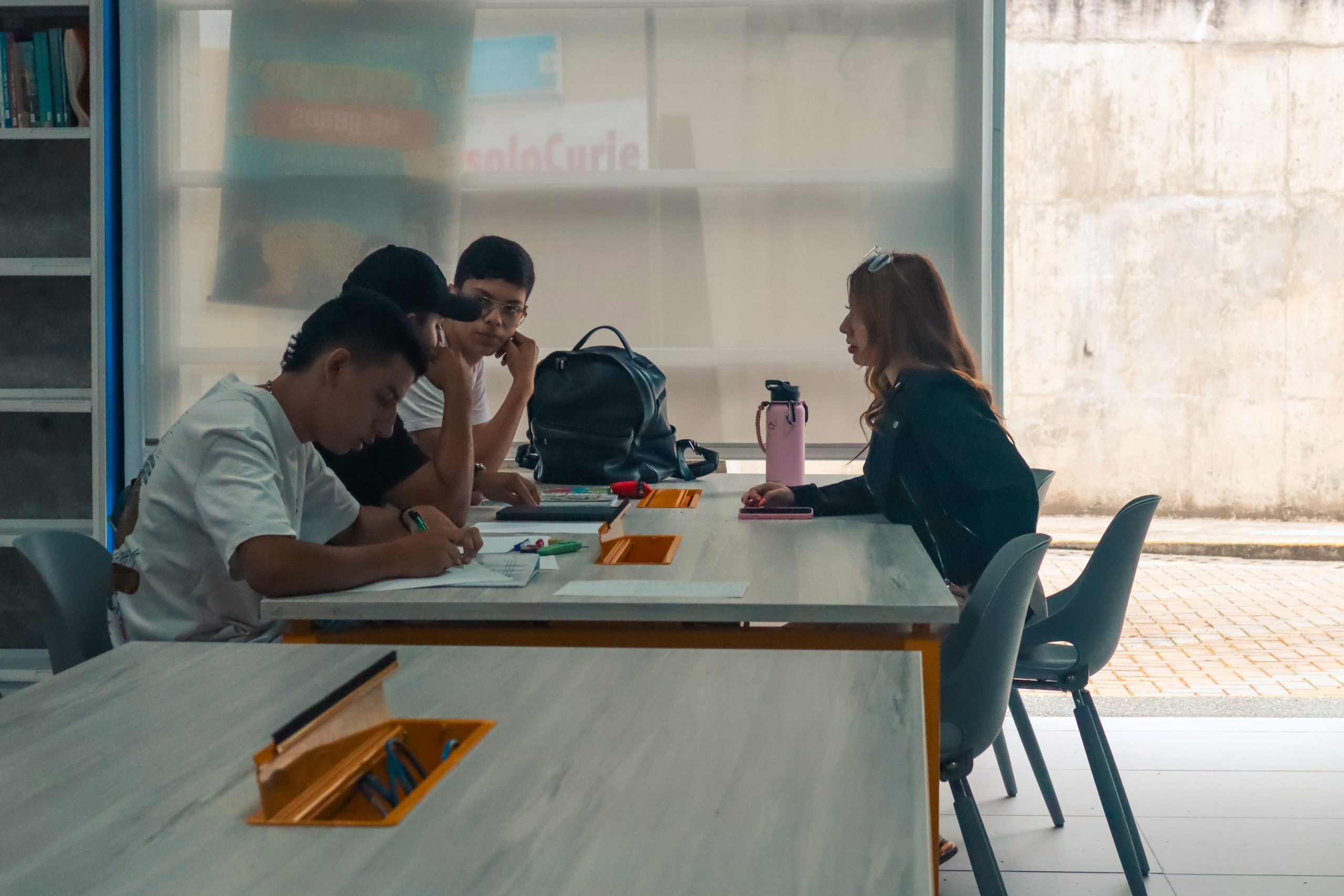 En la Universidad Tecnológica de Pereira, entre el bullicio de los bloques académicos y la prisa cotidiana de estudiantes y profesores, se esconde un refugio de tranquilidad y conocimiento que pocos conocen en su totalidad. Este es el Centro de Documentación, conocido por la comunidad universitaria como CEDOCU. Un espacio que, a pesar de su discreta ubicación, ha sabido consolidarse como un entorno ideal para la concentración, el estudio y el intercambio de saberes.