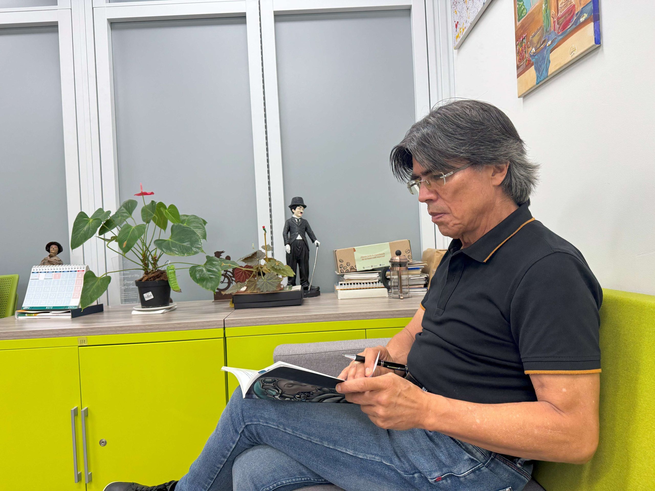 Pocas personas en la Universidad Tecnológica de Pereira pueden decir que han dedicado más de 50 años a construir vidas, transformar seres y facilitar sueños. Gonzaga Castro Arboleda es uno de ellos. Cumplió cinco décadas de servicio en abril, y detrás de ese tiempo hay una historia de oportunidades, estudio, amor por la docencia y profundo compromiso con la universidad.