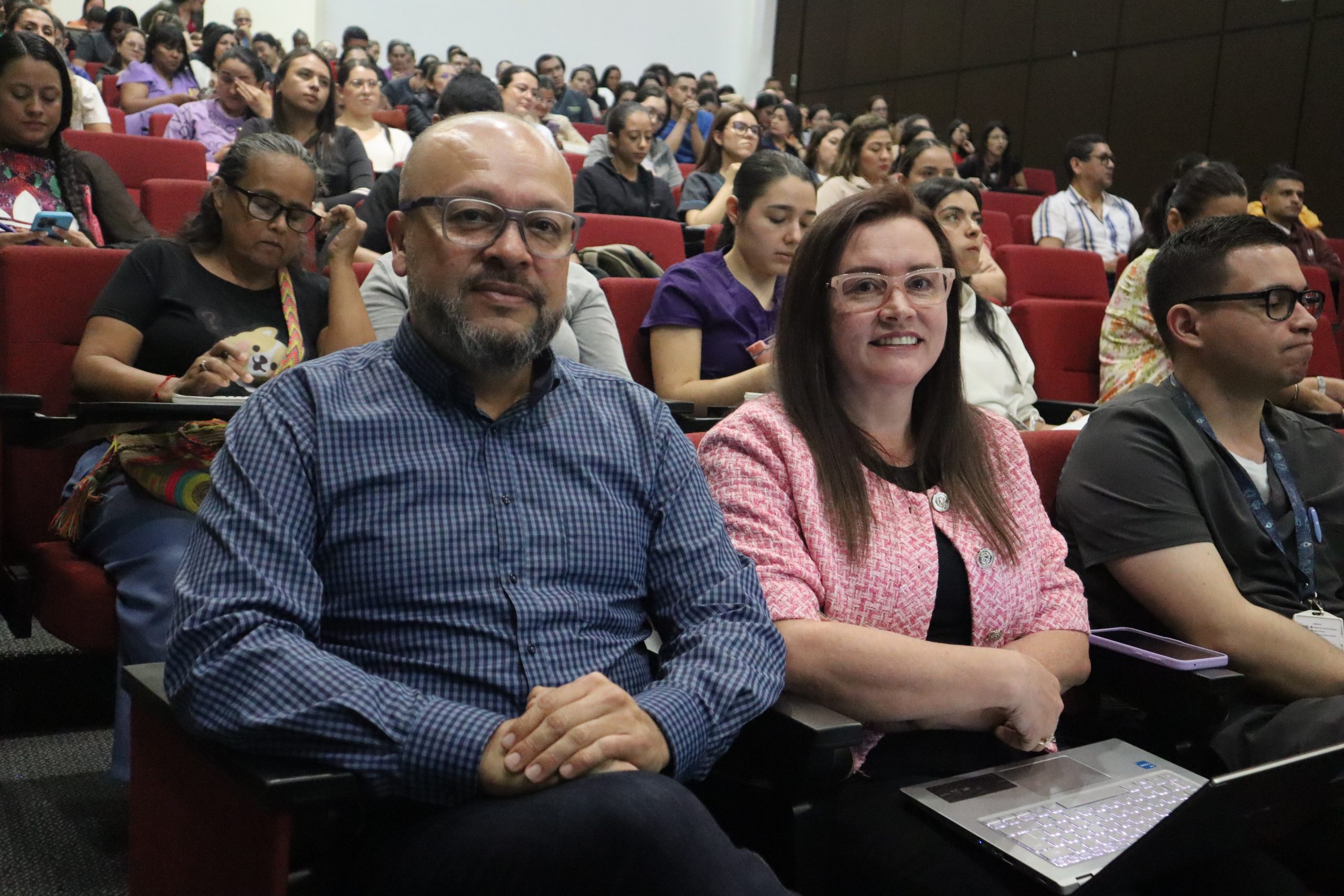 En el marco de las estrategias de salud pública desarrolladas en el departamento de Risaralda, la Universidad Tecnológica de Pereira acogió por segundo año consecutivo el simposio dedicado a la tuberculosis, una enfermedad que, a pesar de los avances médicos, sigue causando miles de muertes alrededor del mundo. La jornada, que contó con la participación de destacados profesionales del sector salud y representantes de entidades como el Ministerio de Salud y el Instituto Nacional de Salud, abordó la importancia del diagnóstico oportuno y la actualización en protocolos de manejo de esta enfermedad.