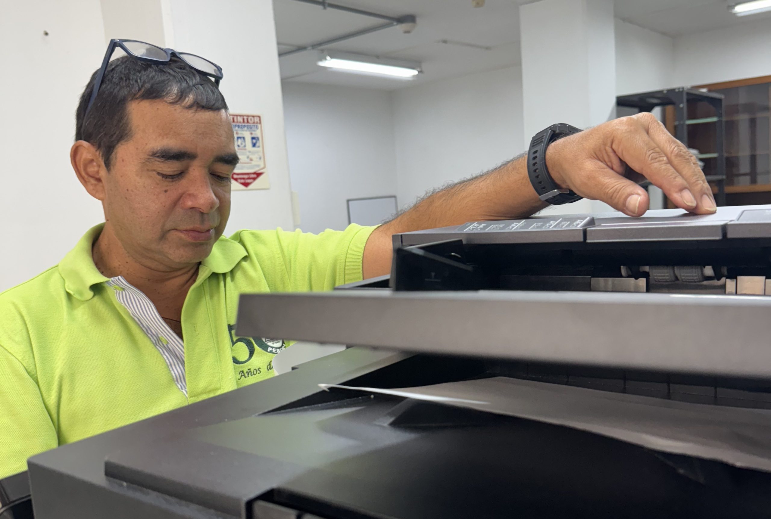 Llega todos los días media hora antes de iniciar su jornada de trabajo. Siempre rodeado de papel, tinta y unas cuántas máquinas que quedan de la desvanecida área de publicaciones de la UTP. Recuerda lo que era hace 34 años cuando publicaciones era tan importante, como cualquier departamento de apoyo en la universidad.