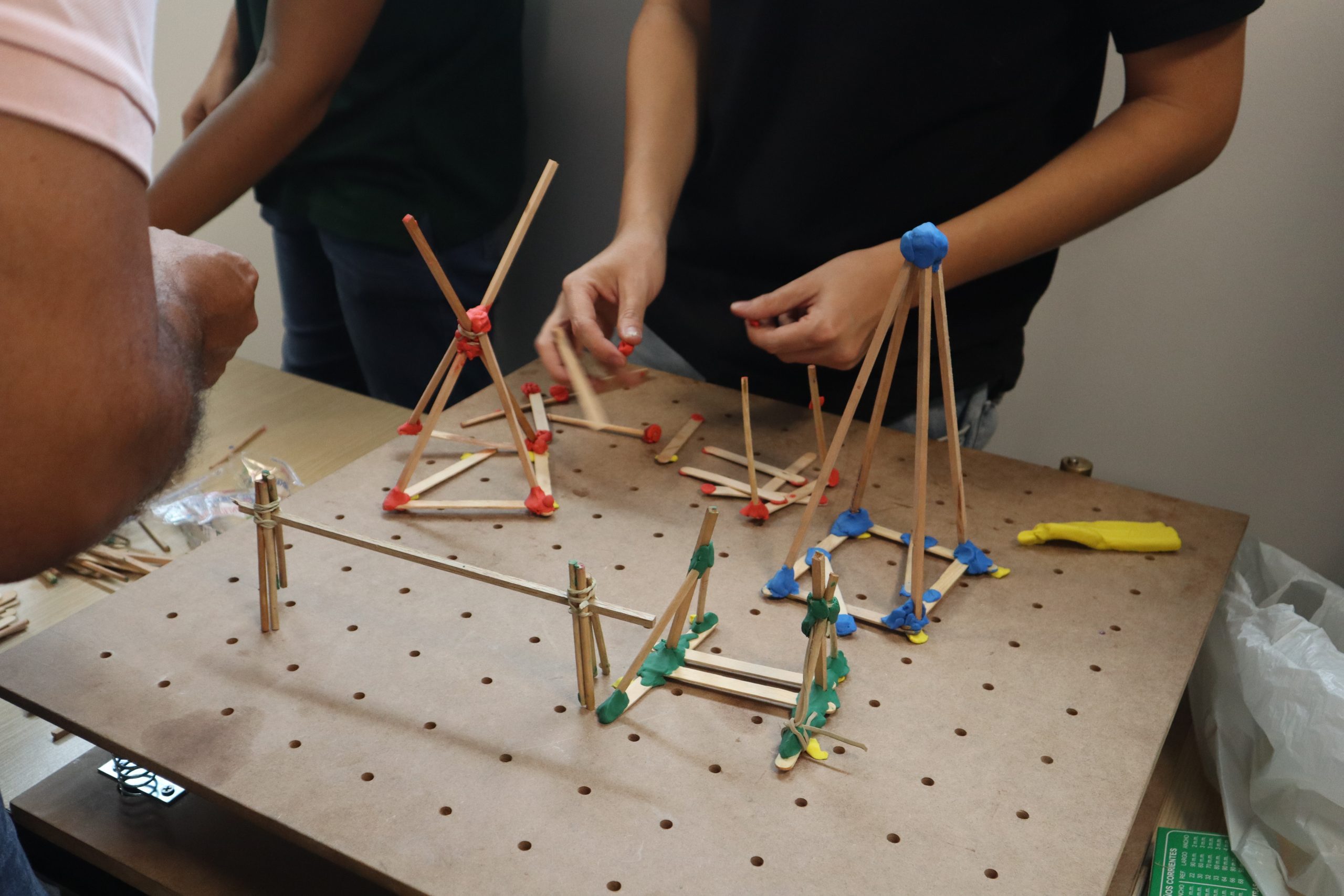 El Salón Quinchía de Expo Futuro se convirtió en un escenario vibrante donde la Facultad de Mecánica Aplicada de la Universidad Tecnológica de Pereira presentó una muestra de sus capacidades académicas y proyectos de investigación. Con talleres prácticos y demostraciones interactivas, la facultad buscó inspirar a las futuras generaciones y mostrar la relevancia de sus programas, tanto en Ingeniería Mecánica como en Ingeniería Civil.