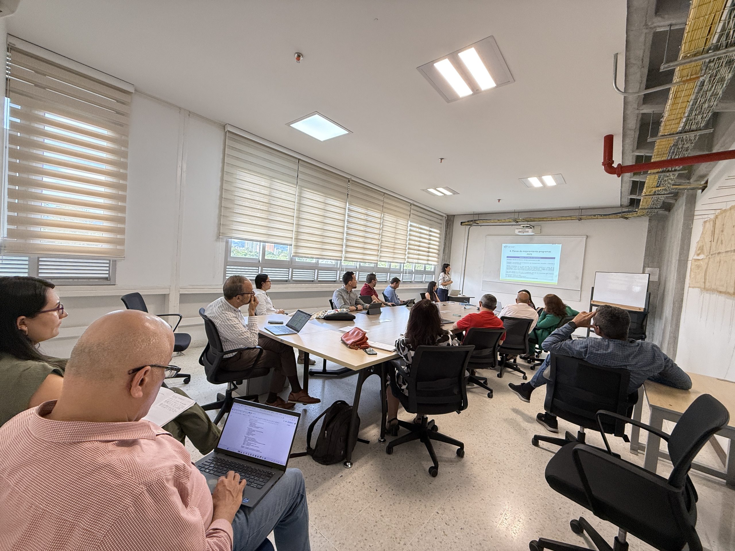 La Universidad Tecnológica de Pereira avanza en su preparación para la visita de expertos internacionales de la Comisión EUR ACE, que se llevará a cabo del 2 al 5 de septiembre de 2025. En este proceso participan de manera activa estudiantes, docentes, egresados, empleadores, administrativos y directivos, de cinco programas que están acreditados bajo este sello de calidad y que este año solicitarán la reacreditación.