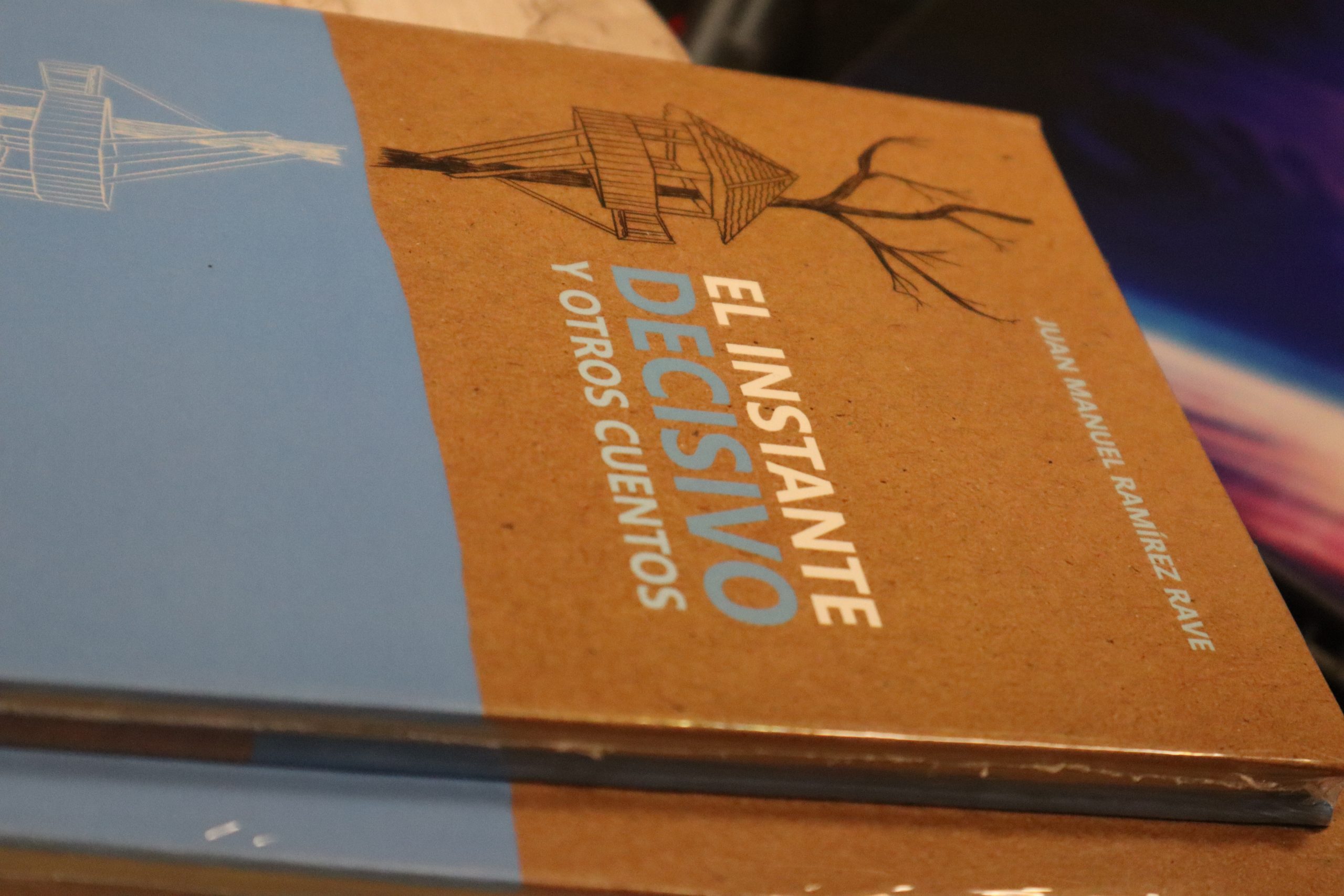 En el marco de la Feria del Libro de Pereira, Juan Manuel Ramírez Rave, profesor en la Universidad Tecnológica de Pereira (UTP) y director de la Maestría en Estudios Culturales y Narrativas Contemporáneas, compartió sus reflexiones sobre la importancia de conectar a los más jóvenes con la lectura. “No se trata únicamente de enseñar a decodificar caracteres alfanuméricos. Hoy en día, hablamos de una lectura más amplia, de leer el mundo en una relación con los sentidos”, señaló durante su intervención. 