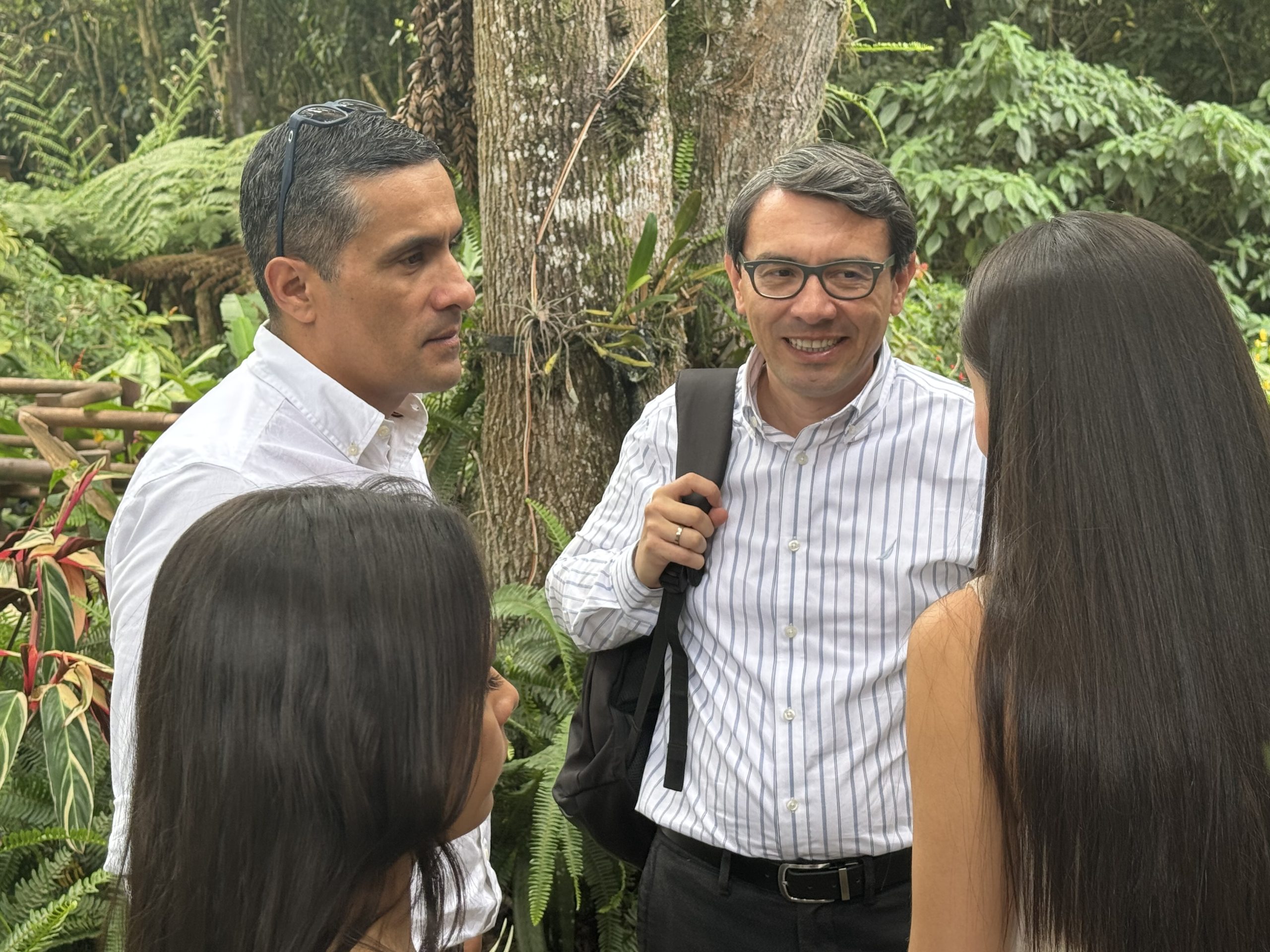Desde que tiene memoria, Juan Esteban Tibaquirá recorre el campus de la Universidad Tecnológica de Pereira. Primero lo hizo de la mano de su padre, el profesor Miguel Ángel Tibaquirá, quien durante más de dos décadas enseñó en la Facultad de Tecnología y quien le hizo sentir el campus como su segunda casa. Luego como estudiante de Ingeniería Mecánica y como profesor y decano de esa misma escuela de formación.