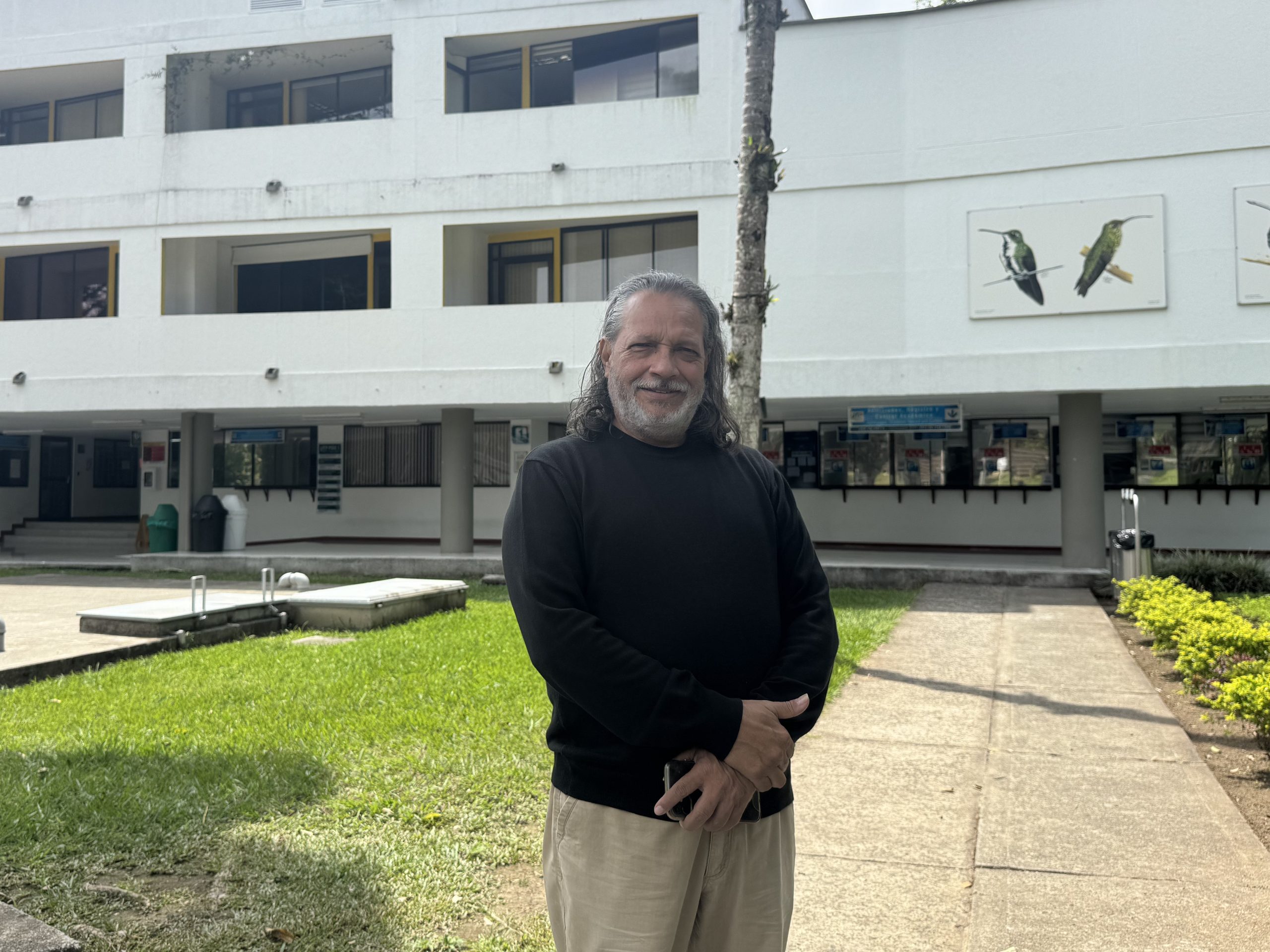 Dice que conoció el Edén hace treinta años y que ese paraíso tiene nombre propio: Universidad Tecnológica de Pereira. Omar Iván Trejos no necesita metáforas para conmover. Le basta con nombrar lo que ama: su profesión, sus estudiantes, su vocación por enseñar y servir. En ese universo caben la tecnología y la poesía, los códigos y la guitarra, las bases de datos y las emociones.