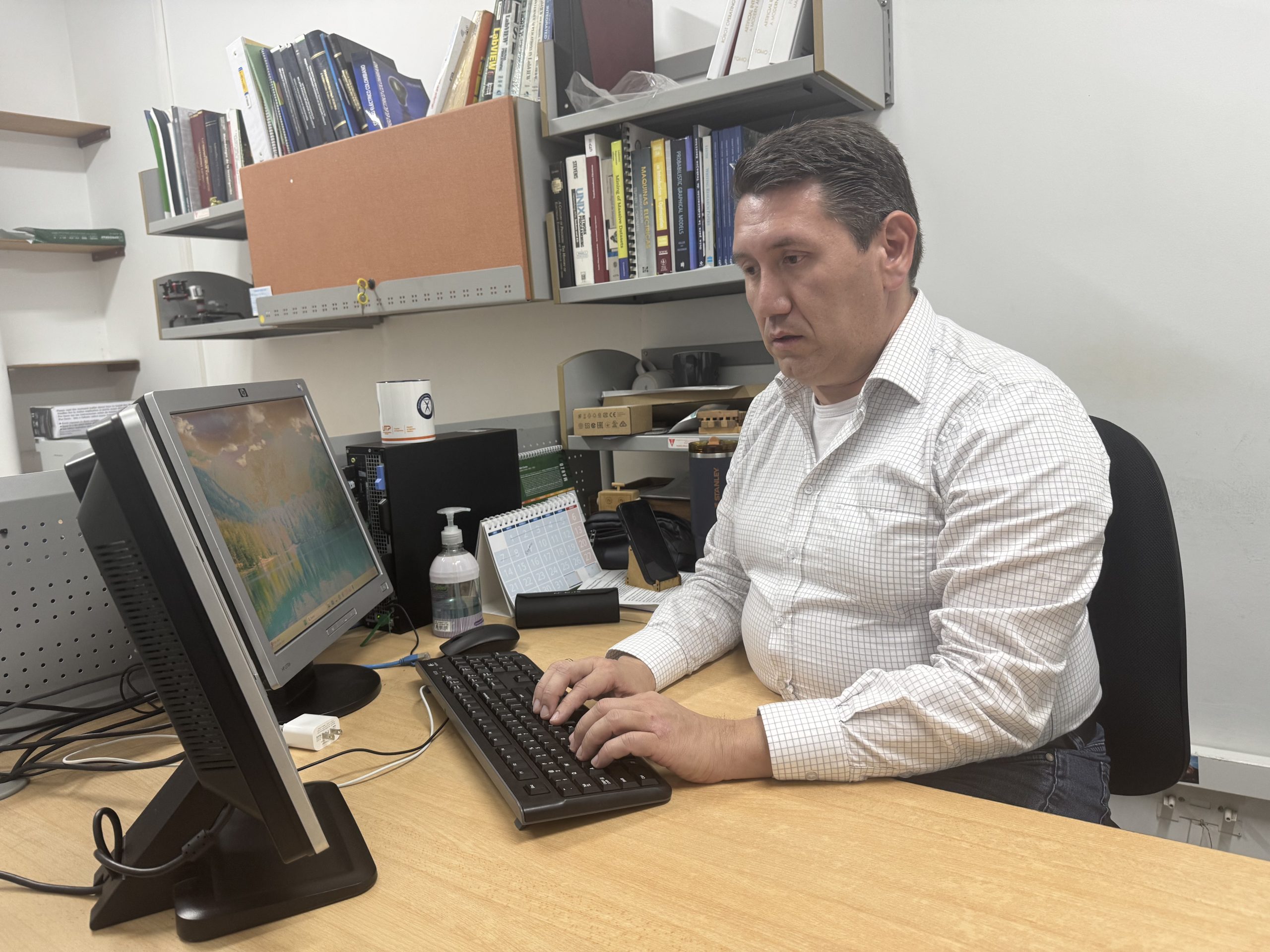 En la vida universitaria hay personas que llegan, cumplen su ciclo y se marchan. Y hay otras que, sin proponérselo al principio, acaban echando raíces tan profundas que la institución y su historia se entrelazan de forma inseparable. Germán Andrés Holguín Londoño pertenece a ese segundo grupo.
