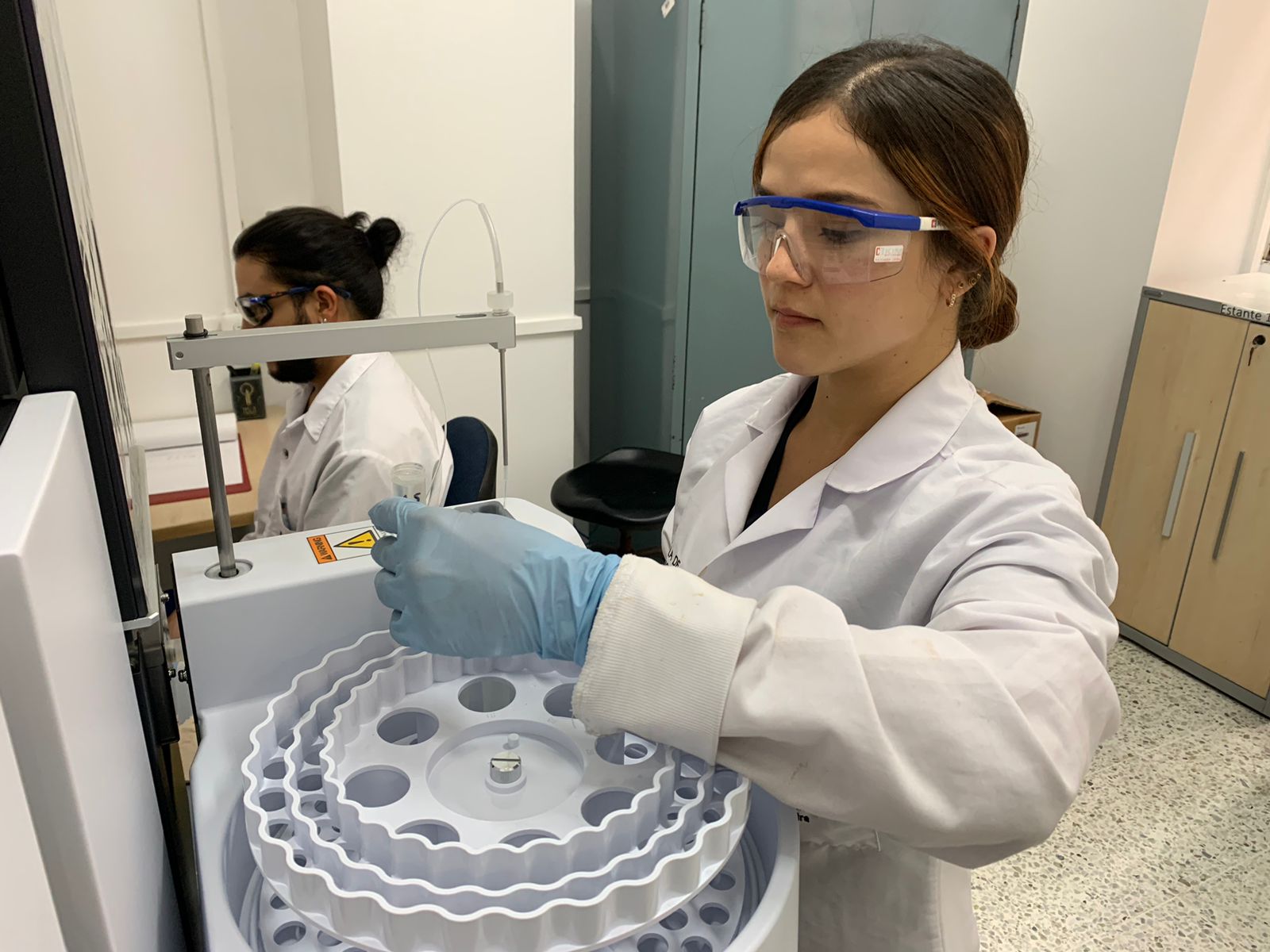 La Universidad Tecnológica de Pereira (UTP), a través de la Vicerrectoría Administrativa y Financiera y su Sistema Integral de Gestión, continúa consolidando su compromiso con la calidad, la ciencia y la excelencia. Actualmente, la universidad cuenta con seis laboratorios acreditados bajo la norma ISO 17025, un estándar internacional que garantiza la competencia técnica de los laboratorios.