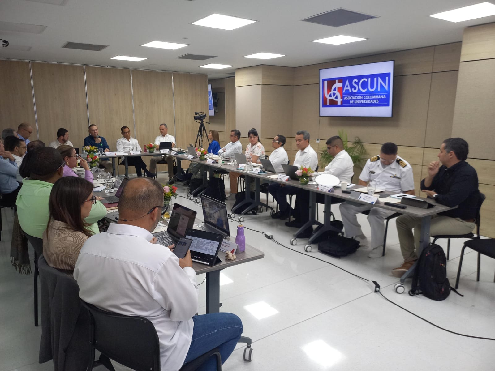 El 27 de septiembre, la Asociación Colombiana de Universidades (ASCUN) llevó a cabo su X Sesión del Consejo Directivo 2024 en las instalaciones de la Universidad Simón Bolívar en Barranquilla. Este encuentro fue fundamental para abordar temas estratégicos relacionados con la educación superior en Colombia, especialmente en la Región Caribe. Durante la jornada, se reafirmó el compromiso de trabajar de manera cercana con las Instituciones de Educación Superior (IES) para fortalecer el sistema educativo del país.