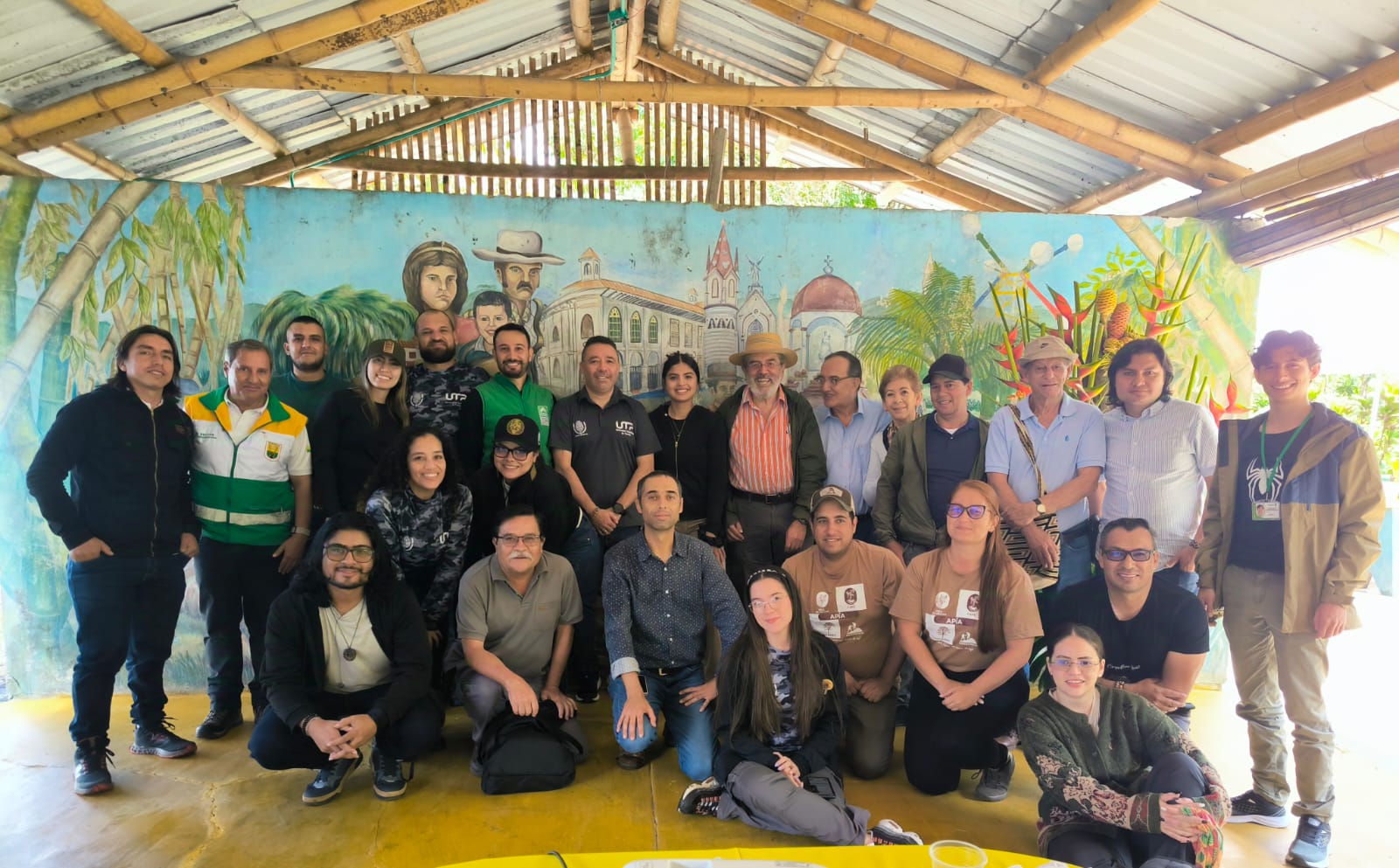 El Centro de Ciencia Jardín Botánico de la Universidad Tecnológica de Pereira (JBUTP), en alianza con la Corporación Autónoma Regional de Risaralda (CARDER), ha trabajado desde 2005 en el fortalecimiento de los jardines botánicos del departamento. Como parte de este esfuerzo, se realizan dos encuentros anuales en diferentes municipios de Risaralda, promoviendo el intercambio de experiencias, la capacitación técnica, y la planificación de iniciativas para la conservación, educación e investigación en estos espacios.