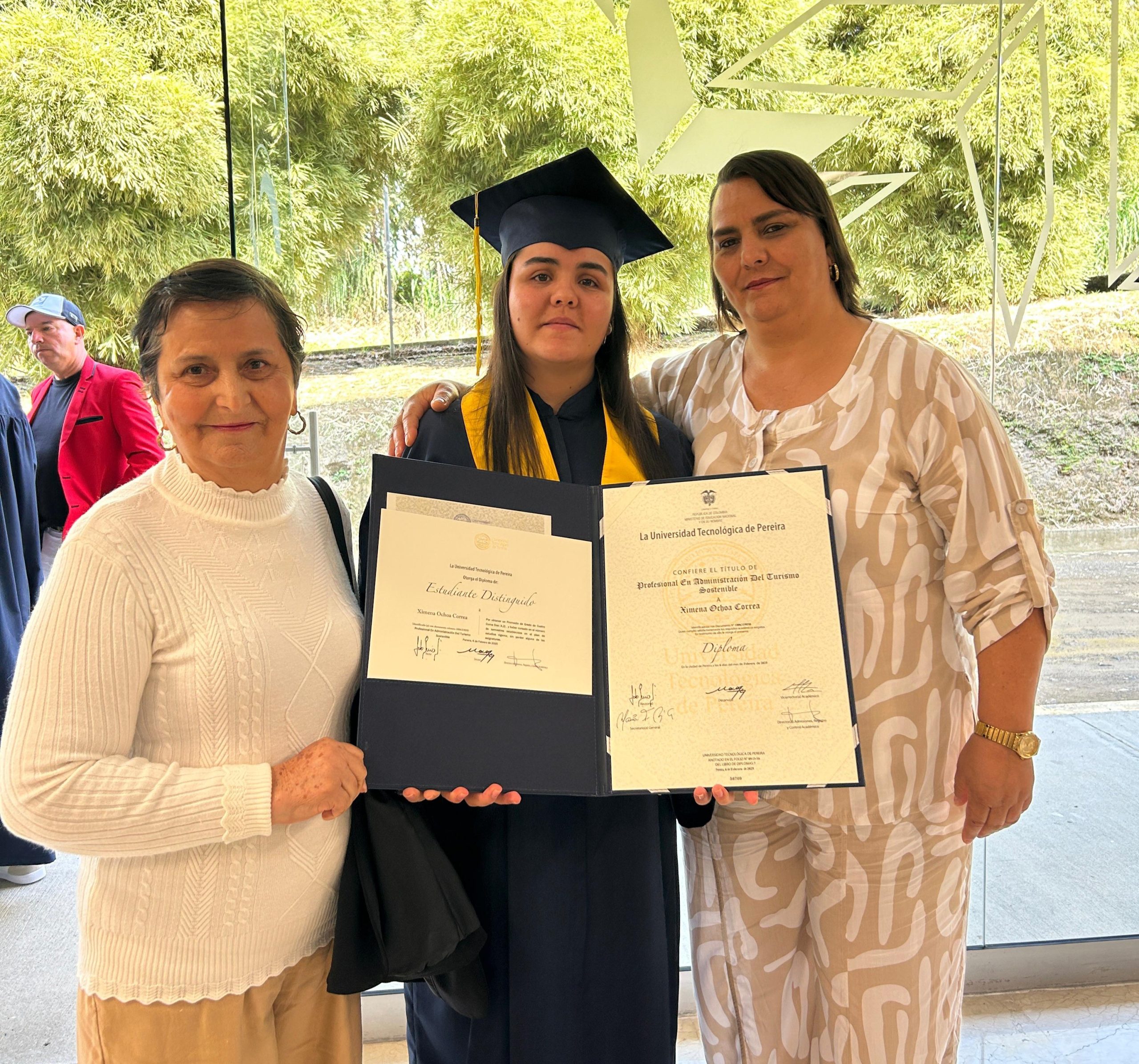 Con una mezcla de orgullo, emoción y gratitud, Ximena Ochoa Correa recibió su título como Administradora del Turismo Sostenible de la Facultad de Ciencias Ambientales de la Universidad Tecnológica de Pereira (UTP). Como hija única, este logro representa no solo el fruto de su esfuerzo y dedicación, sino también un tributo al apoyo incondicional de su madre, quien ha sido su mayor inspiración durante todo el proceso.