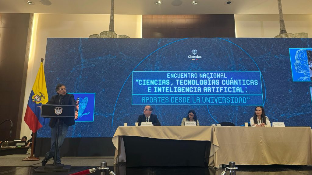 La Universidad Tecnológica de Pereira (UTP) estuvo presente en el Encuentro Nacional “Ciencias, Tecnologías Cuánticas e Inteligencia Artificial: Aportes desde la Universidad”, un evento organizado por el Ministerio de Ciencia, Tecnología e Innovación (MinCiencias). La institución fue representada por el decano de la Facultad de Ciencias Básicas, Juan Pablo Trujillo Lemus, y el director del programa de Física, Leonardo Bohórquez Santiago, quienes asistieron en calidad de delegados del rector Luis Fernando Gaviria Trujillo.