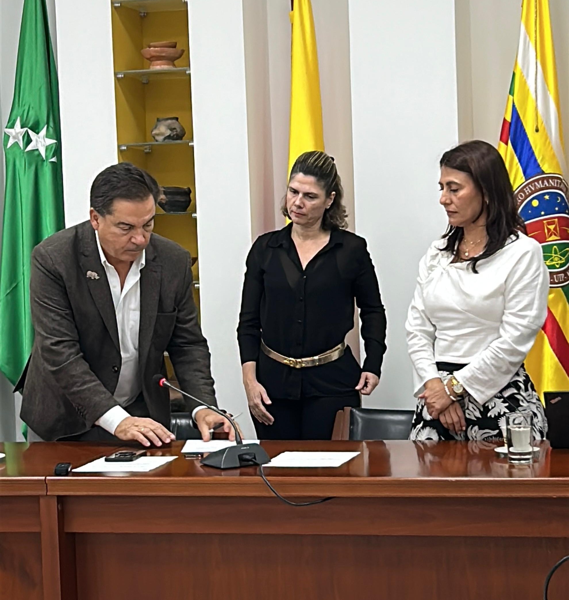 En una ceremonia protocolaria presidida por el rector de la Universidad Tecnológica de Pereira, Luis Fernando Gaviria, y en el marco del Consejo Académico, Yetsika Natalia Villa Montes tomó posesión como Vicerrectora de Responsabilidad Social y Bienestar Universitario. Con una sólida trayectoria en la institución y un enfoque orientado al desarrollo integral de la comunidad académica, asume este cargo con el propósito de fortalecer los programas y estrategias de bienestar en la universidad.