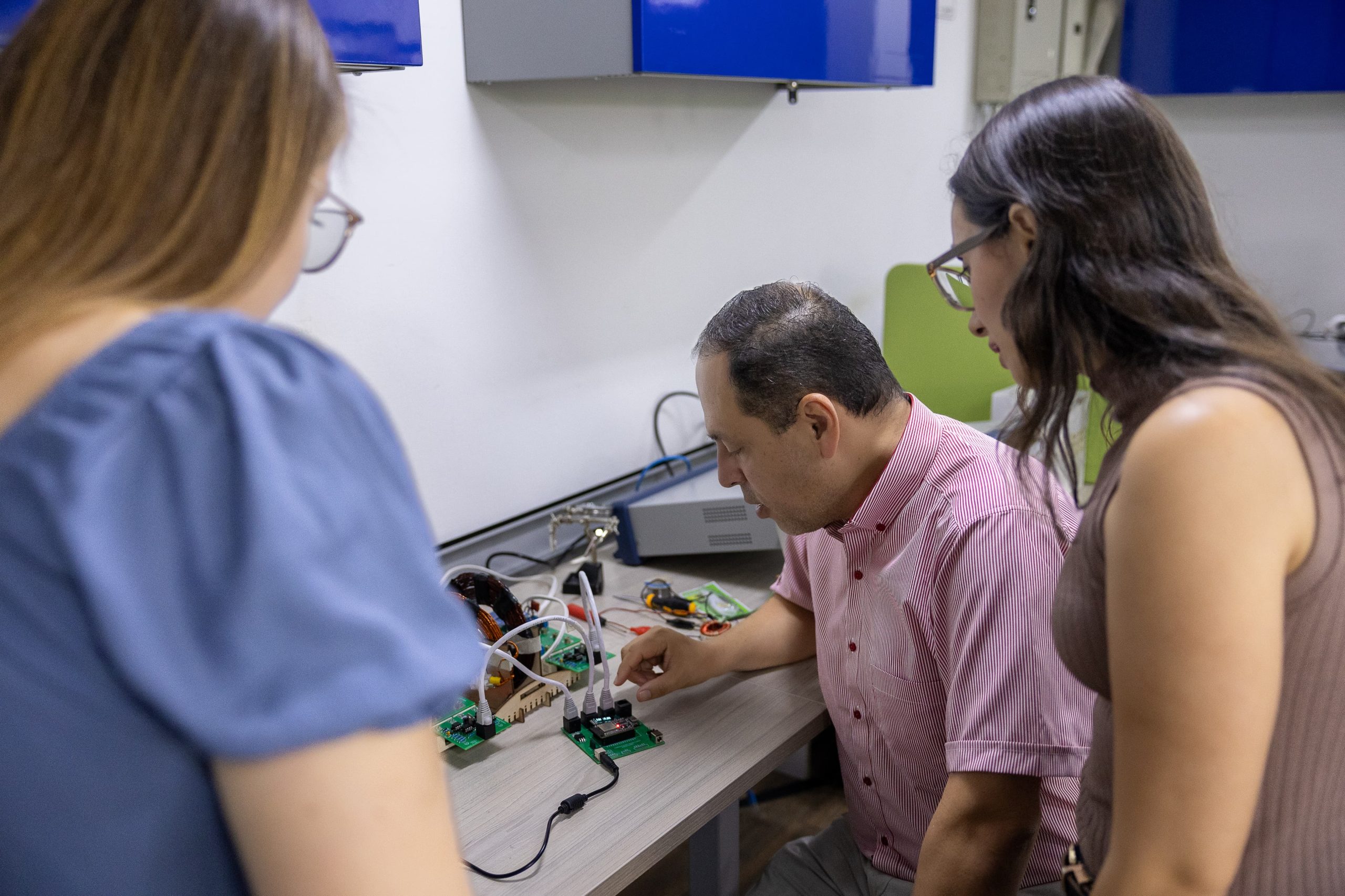 La Universidad Tecnológica de Pereira anuncia la próxima apertura del proceso de inscripción para el segundo semestre académico del año 2025 en la Maestría en Ingeniería Eléctrica, un programa con acreditación nacional e internacional de alta calidad, que consolida su compromiso con la formación avanzada en áreas estratégicas para el desarrollo tecnológico y productivo del país.