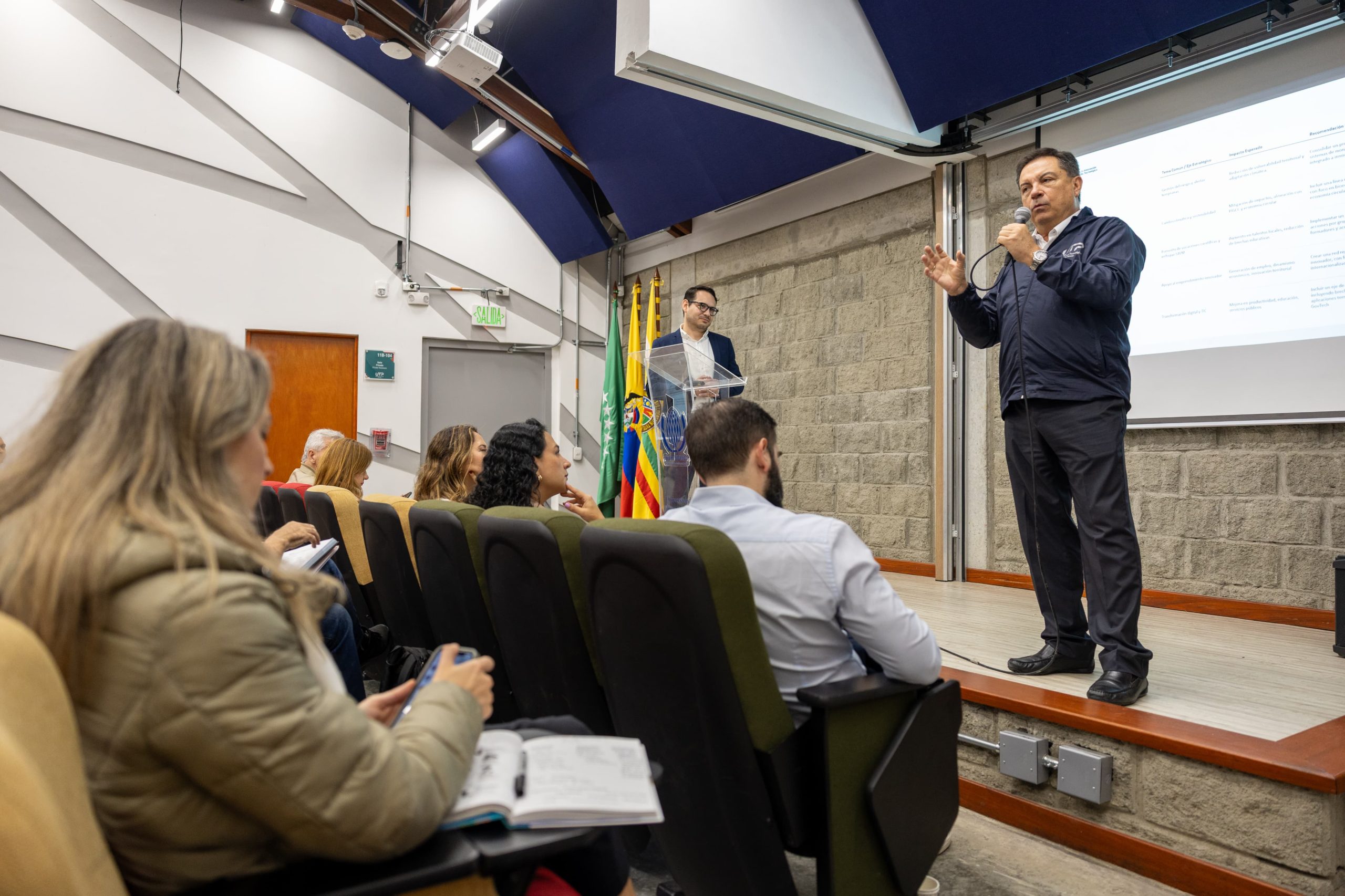 La Universidad Tecnológica de Pereira participó activamente en la Mesa Departamental del Plan Regional de Innovación, encuentro liderado por la Región Administrativa y de Planificación (RAP) Eje Cafetero, desarrollado en el departamento de Risaralda. Esta jornada hizo parte de un recorrido por los cuatro departamentos que integran la RAP (Caldas, Quindío, Risaralda y Tolima), con el propósito de evaluar y fortalecer los componentes de ciencia, tecnología e innovación como pilares estratégicos para el desarrollo regional.