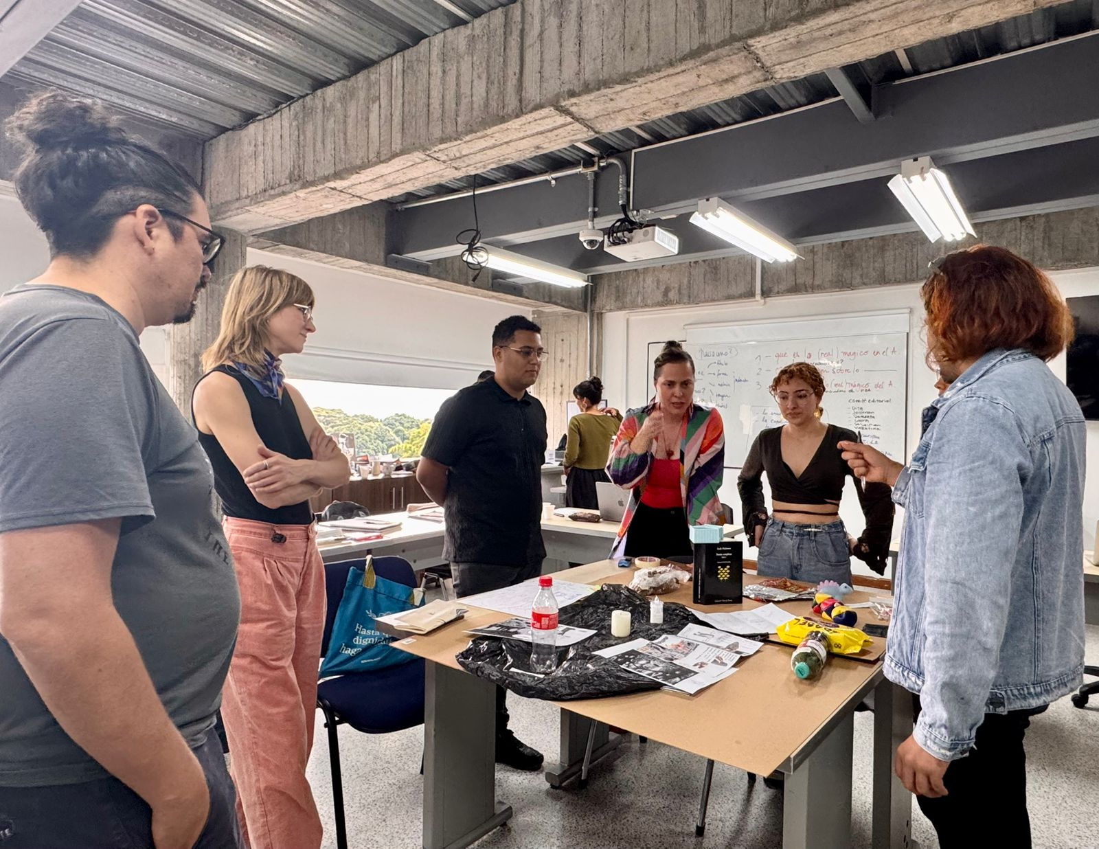 Pereira vivió un encuentro significativo entre el arte, la ciencia y la reflexión crítica con la visita de la investigadora, artista y profesora Estelle Vanwambeke, quien compartió su experiencia en la Universidad Tecnológica de Pereira y en la Alianza Francesa de Pereira, brindando un espacio de intercambio académico y cultural en el marco de la Maestría en Estética y Creación y Creación y la Maestría en Estudios Culturales y Narrativas Contemporáneas, adscrita a la Facultad de Bellas Artes y Humanidades.