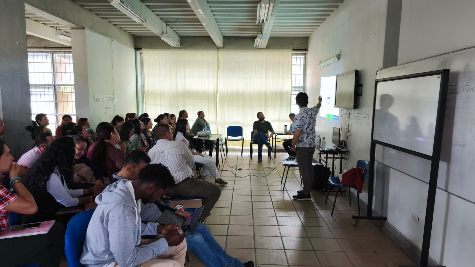 La Universidad Tecnológica de Pereira, desde su representación de egresados, continúa avanzando en su compromiso con la formación tecnológica y el fortalecimiento de las capacidades del territorio a través de la estrategia SENATIC. En esta ocasión, se dio un paso clave al llevar la iniciativa no solo a empresas o entornos universitarios, sino también a instituciones educativas de educación básica y media.