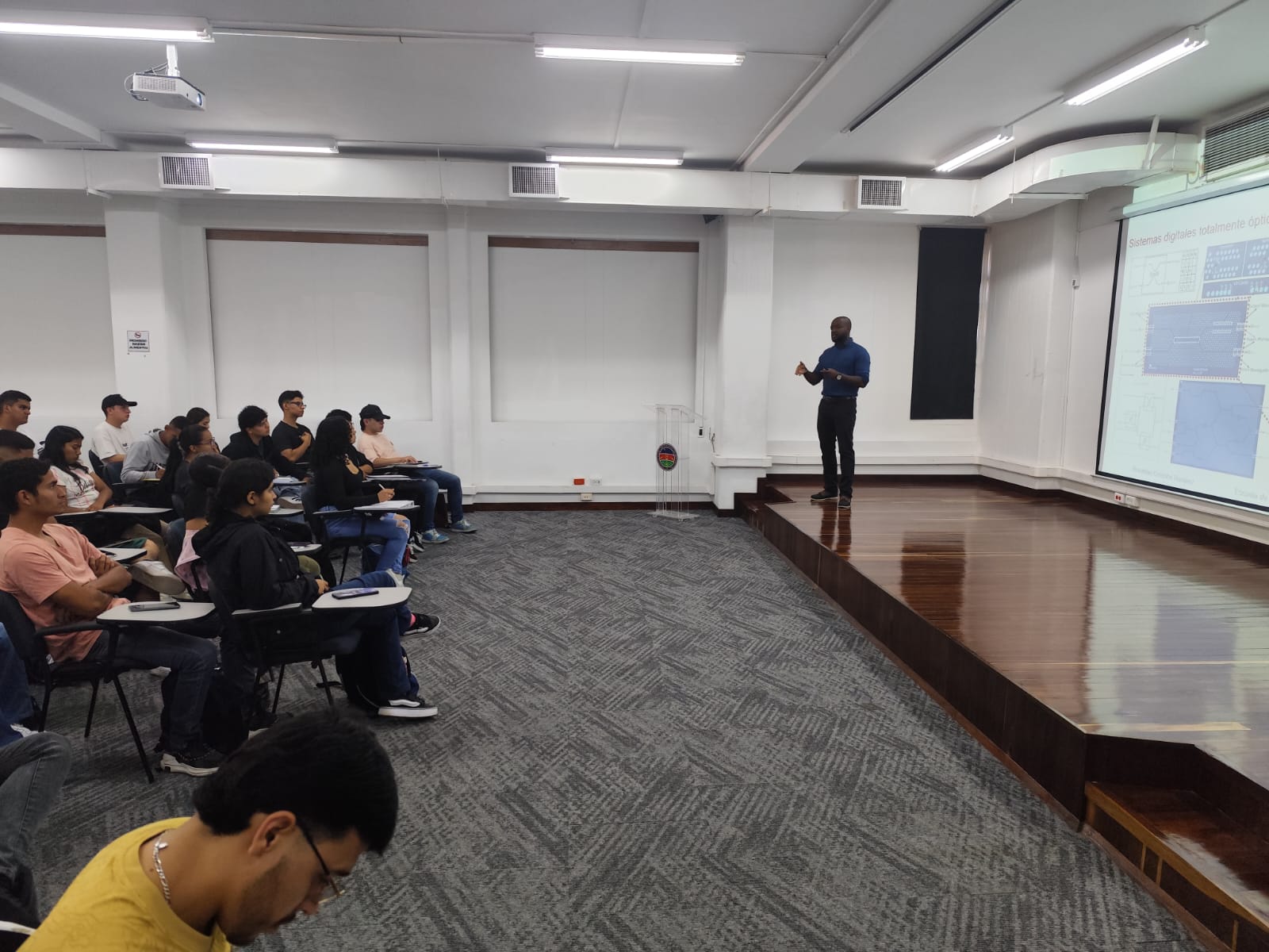 La Facultad de Ingenierías de la Universidad Tecnológica de Pereira se engalana esta semana con la visita del docente e investigador internacional Jhonattan Córdoba Ramírez, quien ha compartido su experiencia y conocimientos con estudiantes de pregrado y posgrado en el marco de una serie de charlas y talleres especializados en fotónica.