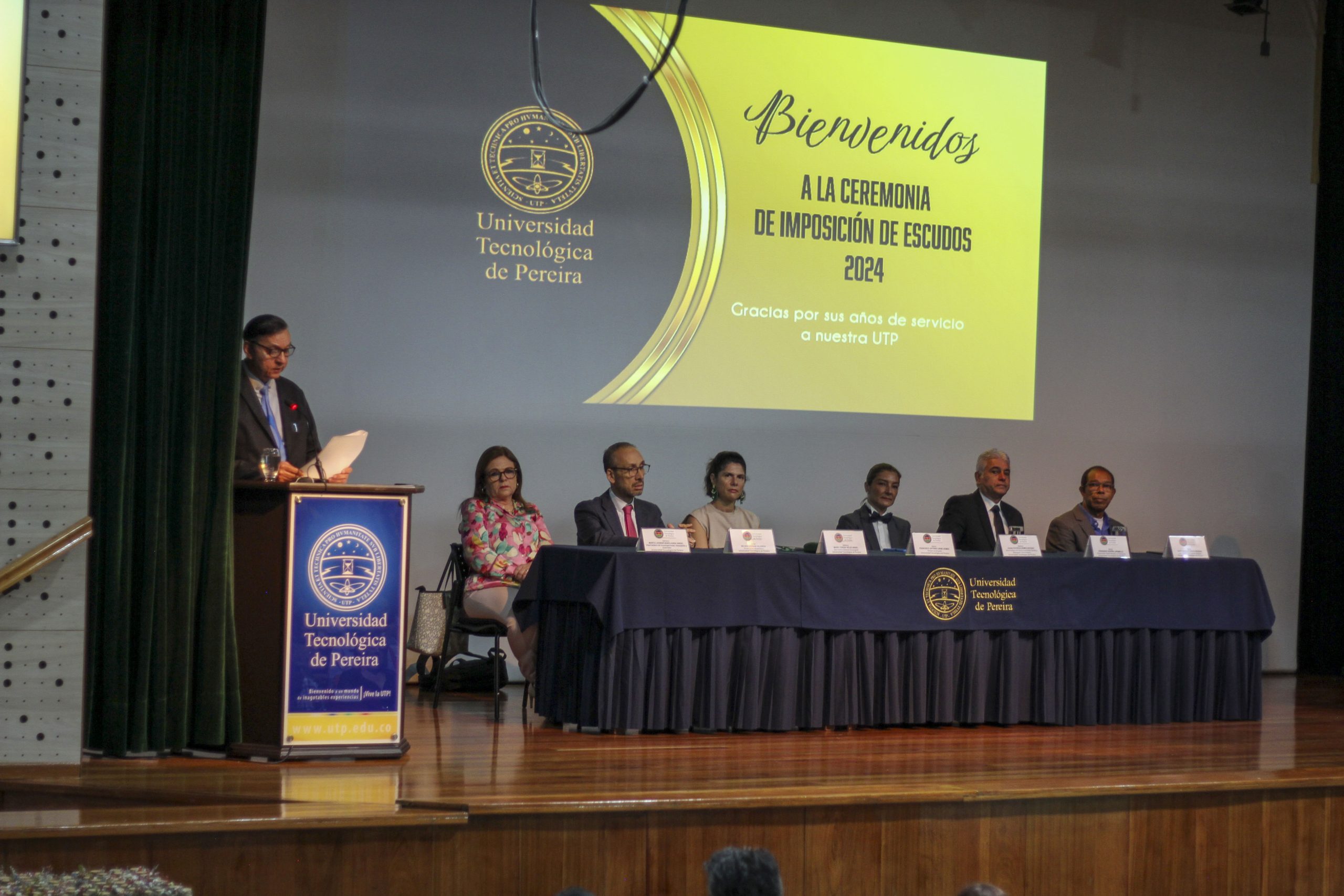 El pasado 18 de octubre, 19 docentes y administrativos de la Facultad de Ciencias de la Educación recibieron un merecido reconocimiento por sus años de servicio durante una emotiva ceremonia de imposición de escudos y homenaje. El evento destacó la trayectoria de quienes, durante entre 10 y 30 años, han aportado significativamente en labores de docencia, investigación, extensión social y apoyo administrativo en los distintos programas académicos de la Facultad.