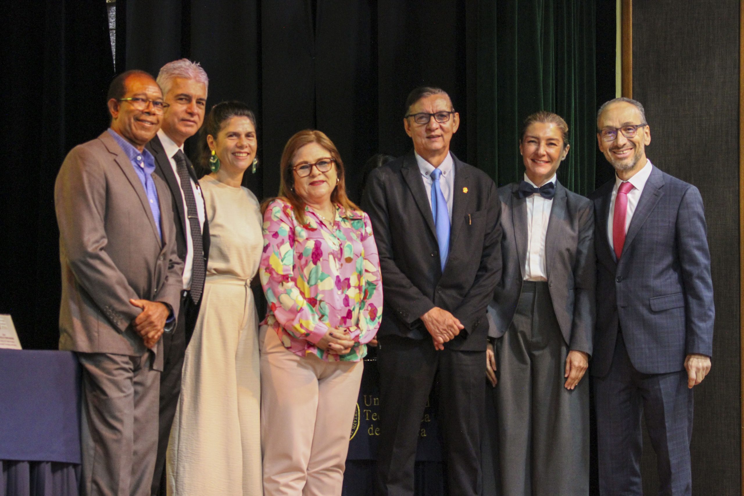 La Universidad Tecnológica de Pereira vivió una jornada de gran emoción y orgullo institucional con la tradicional Ceremonia de Imposición de Escudos, un evento que ha adquirido un profundo significado dentro de la cultura universitaria. Este acto, parte de la política institucional de bienestar y del plan de bienestar social laboral de la universidad, tiene como objetivo destacar el esfuerzo, dedicación y compromiso de los colaboradores, tanto administrativos como docentes, quienes con su labor diaria contribuyen al crecimiento y fortalecimiento de la UTP. 