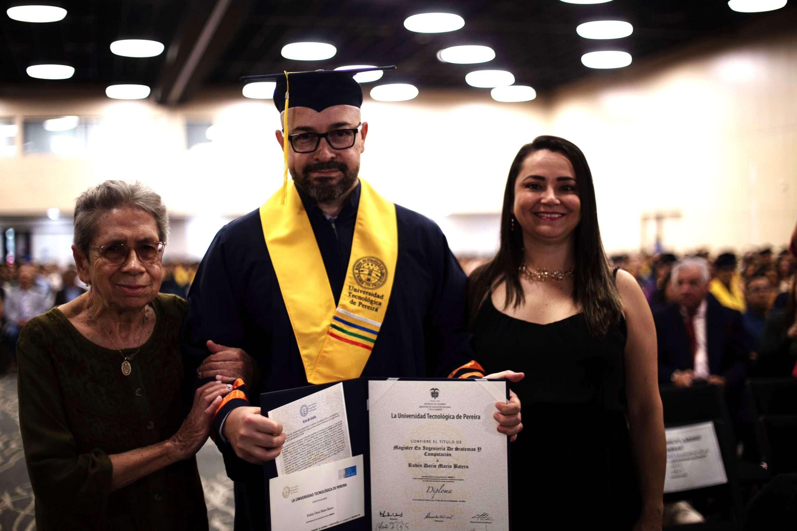 Rubén Darío Marín Batero ha culminado un camino que comenzó hace más de una década. Ingeniero en Sistemas y Computación de la Universidad Tecnológica de Pereira (UTP), hoy celebra con orgullo la obtención de su título de Magíster en Ingeniería de Sistemas y Computación, un logro que representa no sólo la consolidación de conocimientos, sino también un testimonio de perseverancia y dedicación.