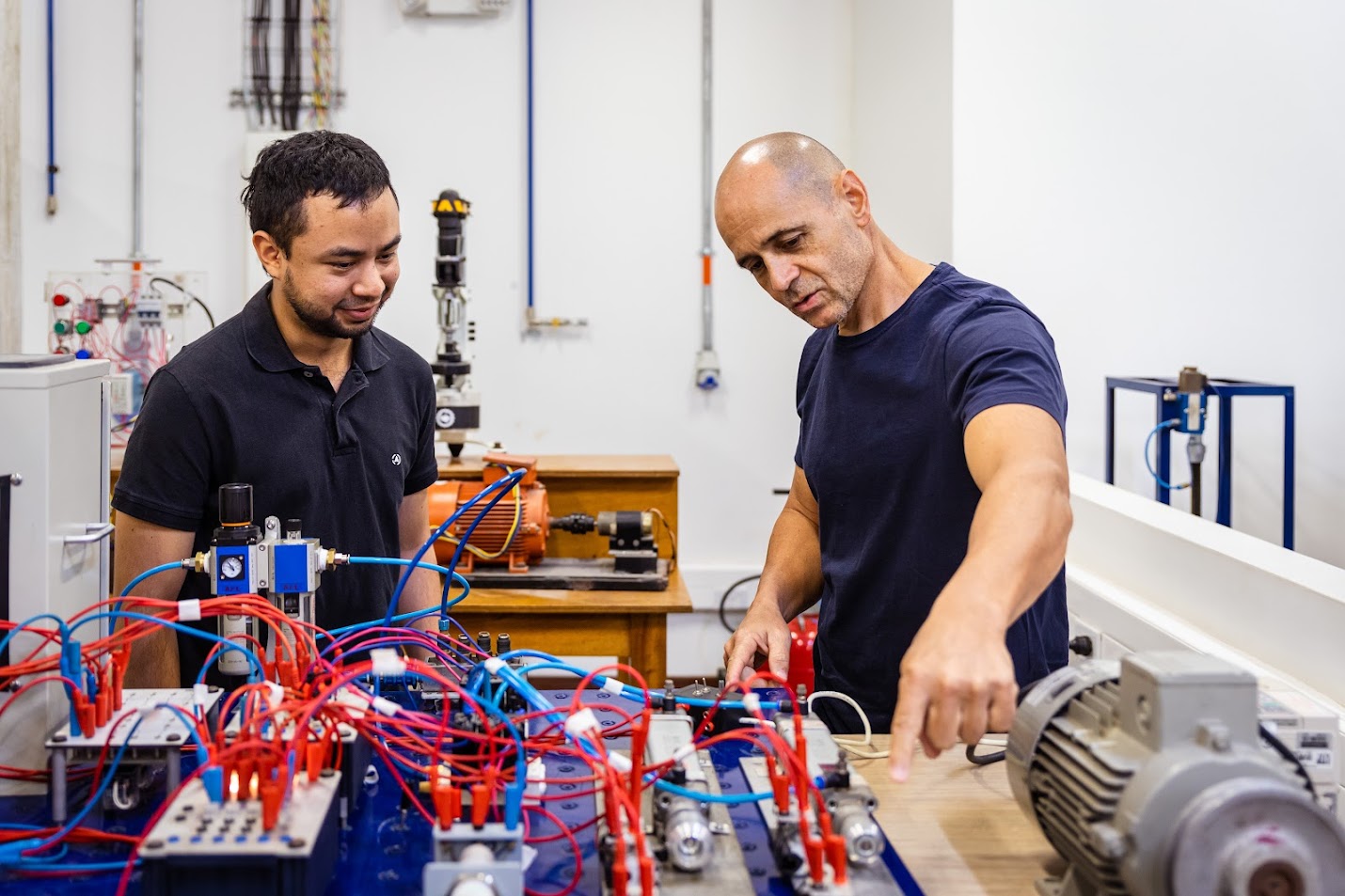 La Universidad Tecnológica de Pereira abre inscripciones para la Maestría en Sistemas Automáticos de Producción, dirigida a profesionales interesados en profundizar sus conocimientos en automatización y tecnología aplicada a los procesos productivos. Con una nueva modalidad PREMTIC (presencial apoyada en tecnologías de la información y la comunicación) y horarios flexibles, esta maestría ofrece una formación práctica e innovadora. Inscripciones abiertas hasta el 25 de enero de 2025.