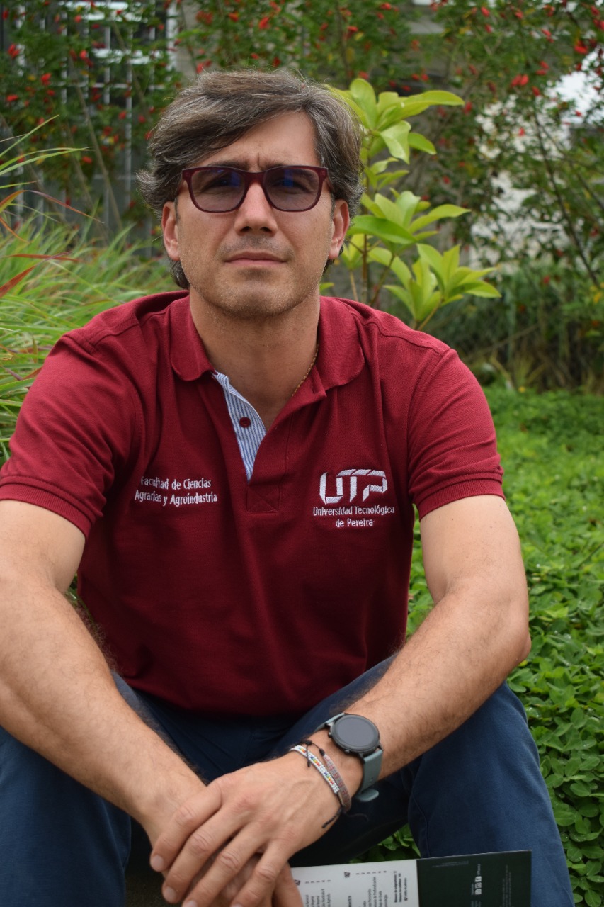 La Universidad Tecnológica de Pereira (UTP) participará en la Feria Internacional del Libro de Bogotá (FILBo) 2025 con una obra de gran utilidad académica: el Manual de matemáticas aplicadas a las ciencias agrarias, una publicación desarrollada por docentes de la Facultad de Ciencias Agrarias y Agroindustria, que busca acercar el uso práctico de las matemáticas a contextos educativos del sector agropecuario.