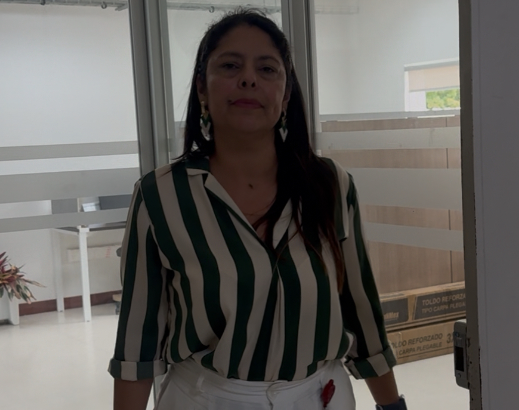 Con apenas 22 años, llegó a la Universidad para acompañar el proceso en la especialización del Desarrollo Humano. Desde 2003 es auxiliar administrativa en el programa de Deporte y Recreación. En la UTP ha crecido, se hizo profesional y ahora también es docente. Es una mujer sensible y llena de gratitud por quienes han sido sus ayudadores. Alba Lucy Romero, la amiga de toda la vida y la Universidad su lugar vital.