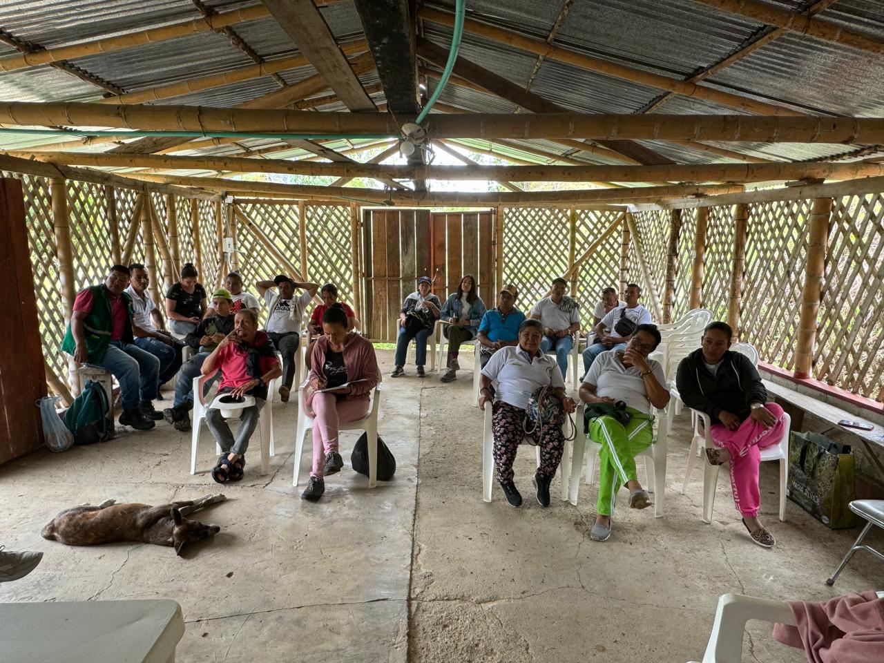 Desde el corazón de la Facultad de Ciencias Agrarias y Agroindustria de la Universidad Tecnológica de Pereira, Diego Alejandro Agudelo Tapasco, docente del programa de Ingeniería en Procesos Agroindustriales, ha consolidado una iniciativa que va más allá del ámbito académico, llevando el conocimiento y la capacitación a organizaciones de productores agrícolas en zonas rurales del departamento de Risaralda. Esta labor, realizada desde 2018, se ha fortalecido gracias al apoyo del Programa de Extensión Social y Rural, liderado por la Vicerrectoría de Investigaciones, Innovación y Extensión. 