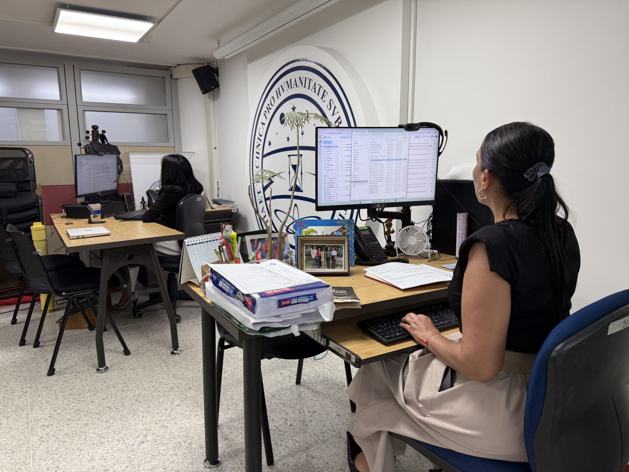 La Universidad Tecnológica de Pereira, a través del equipo técnico de seguridad de la información, ha emitido una serie de recomendaciones orientadas a promover el cuidado de los datos y equipos dentro de la institución. Estas directrices buscan minimizar riesgos y consolidar un entorno digital y físico más seguro para toda la comunidad universitaria.
