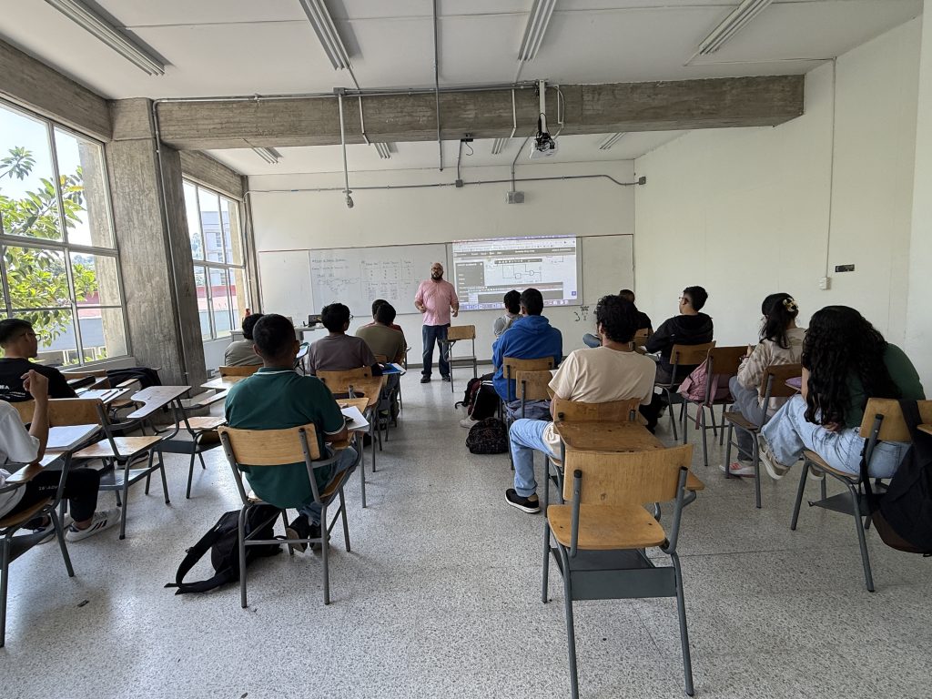 La Vicerrectoría Académica y el Instituto de Lenguas Extranjeras – ILEX de la Universidad Tecnológica de Pereira invitan a los docentes a participar en el Club de Conversación en Lengua Inglesa, una iniciativa que hace parte del proyecto de desarrollo docente para la formación en segunda lengua.