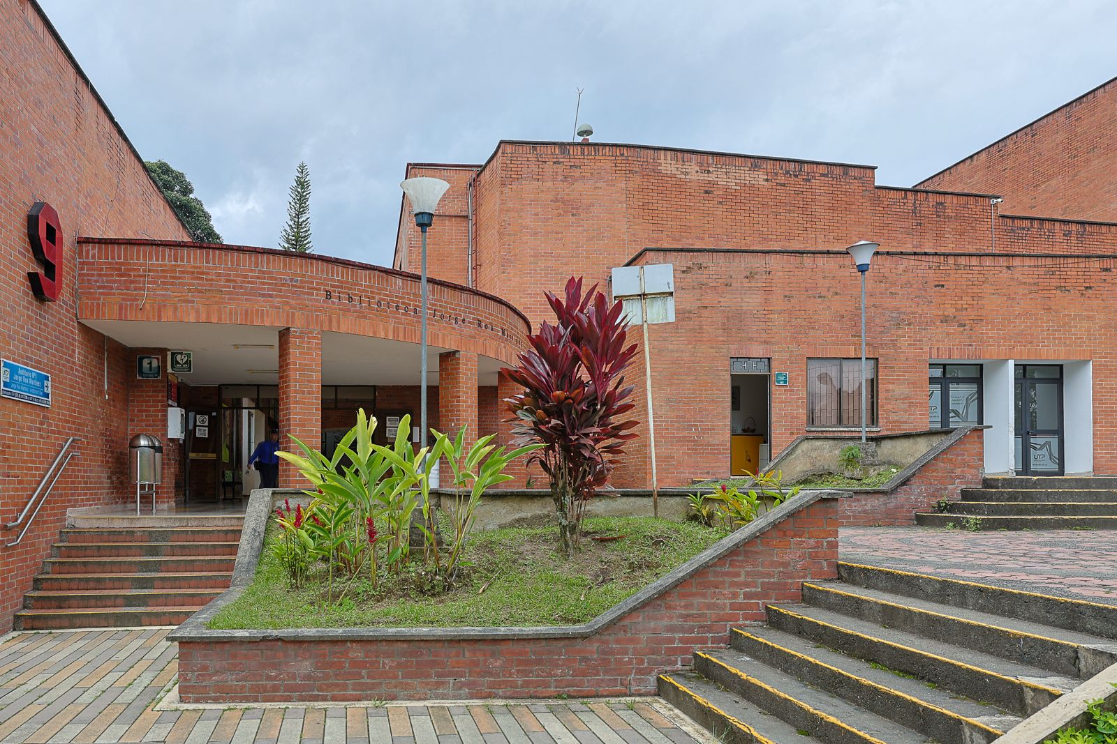 En el marco de la línea estratégica de servicios de extensión cultural y académica, la Red Universitaria de Risaralda - RUN y la Red de Unidades de Información de Risaralda y el Eje Cafetero – REUNIR, en la que se encuentra la Biblioteca Jorge Roa Martínez, invitan a la comunidad académica de la Universidad Tecnológica de Pereira y de la región: estudiantes, docentes y administrativos, a participar en la segunda versión del Foro de Bibliotecas de Risaralda y el Eje Cafetero.