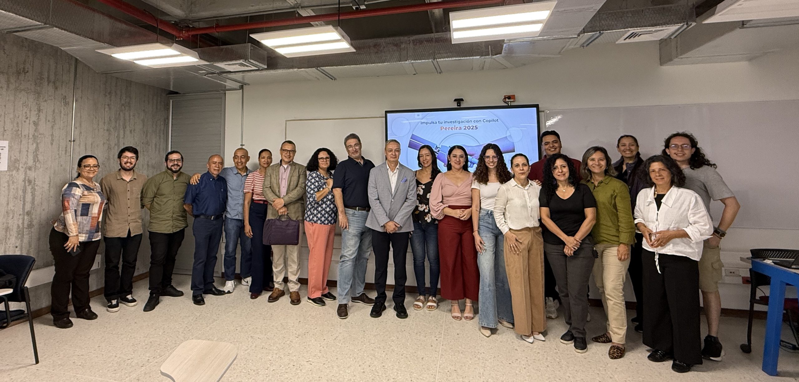 En un ejercicio académico realizado de manera articulada entre la empresa de tecnología Nimbutech y el área de Extensión Universitaria de la Vicerrectoría de Investigaciones, Innovación y Extensión de la Universidad Tecnológica de Pereira, se desarrolló una jornada de formación sobre el uso de Copilot como herramienta de inteligencia artificial aplicada a los procesos educativos.
