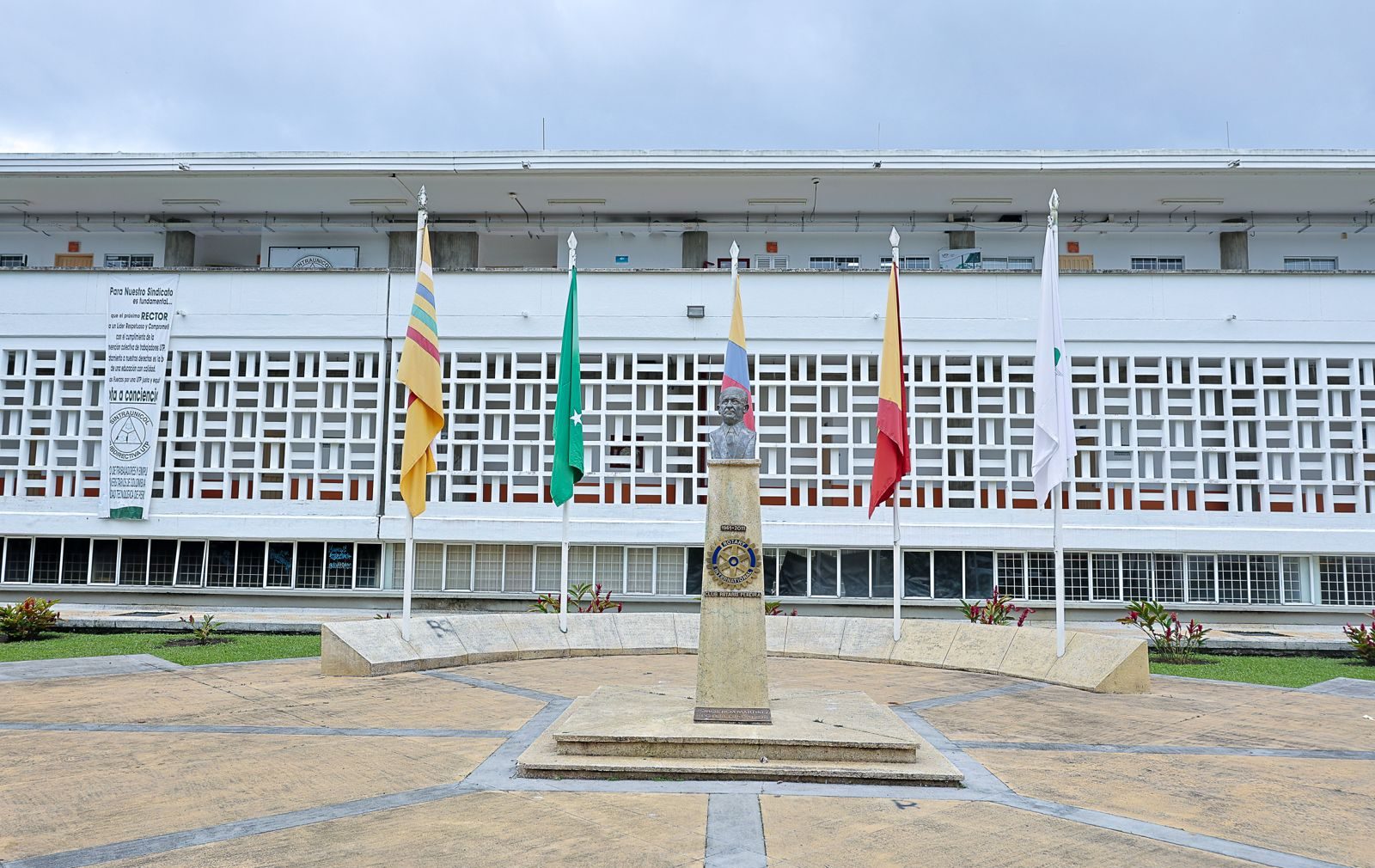 La Universidad Tecnológica de Pereira adoptó la Guía para la prevención y gestión del conflicto de intereses mediante la Resolución de Rectoría No. 2825 del 10 de abril de 2025. Este documento establece lineamientos para identificar, declarar, prevenir y gestionar situaciones que puedan comprometer el ejercicio imparcial y objetivo de las funciones de los servidores públicos y trabajadores de la institución.