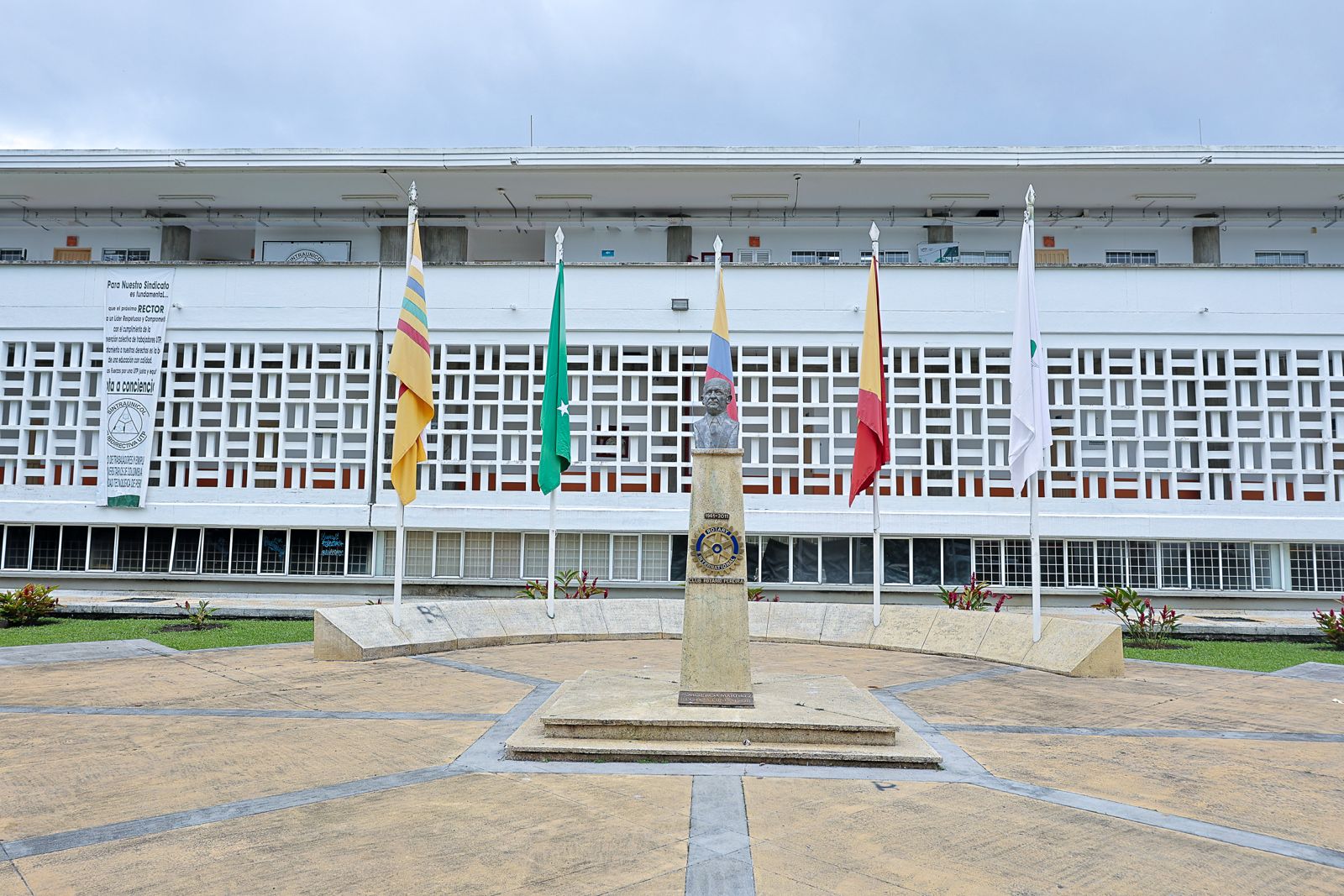 La Universidad Tecnológica de Pereira adoptó la Guía para la prevención y gestión del conflicto de intereses mediante la Resolución de Rectoría No. 2825 del 10 de abril de 2025. Este documento establece lineamientos para identificar, declarar, prevenir y gestionar situaciones que puedan comprometer el ejercicio imparcial y objetivo de las funciones de los servidores públicos y trabajadores de la institución.