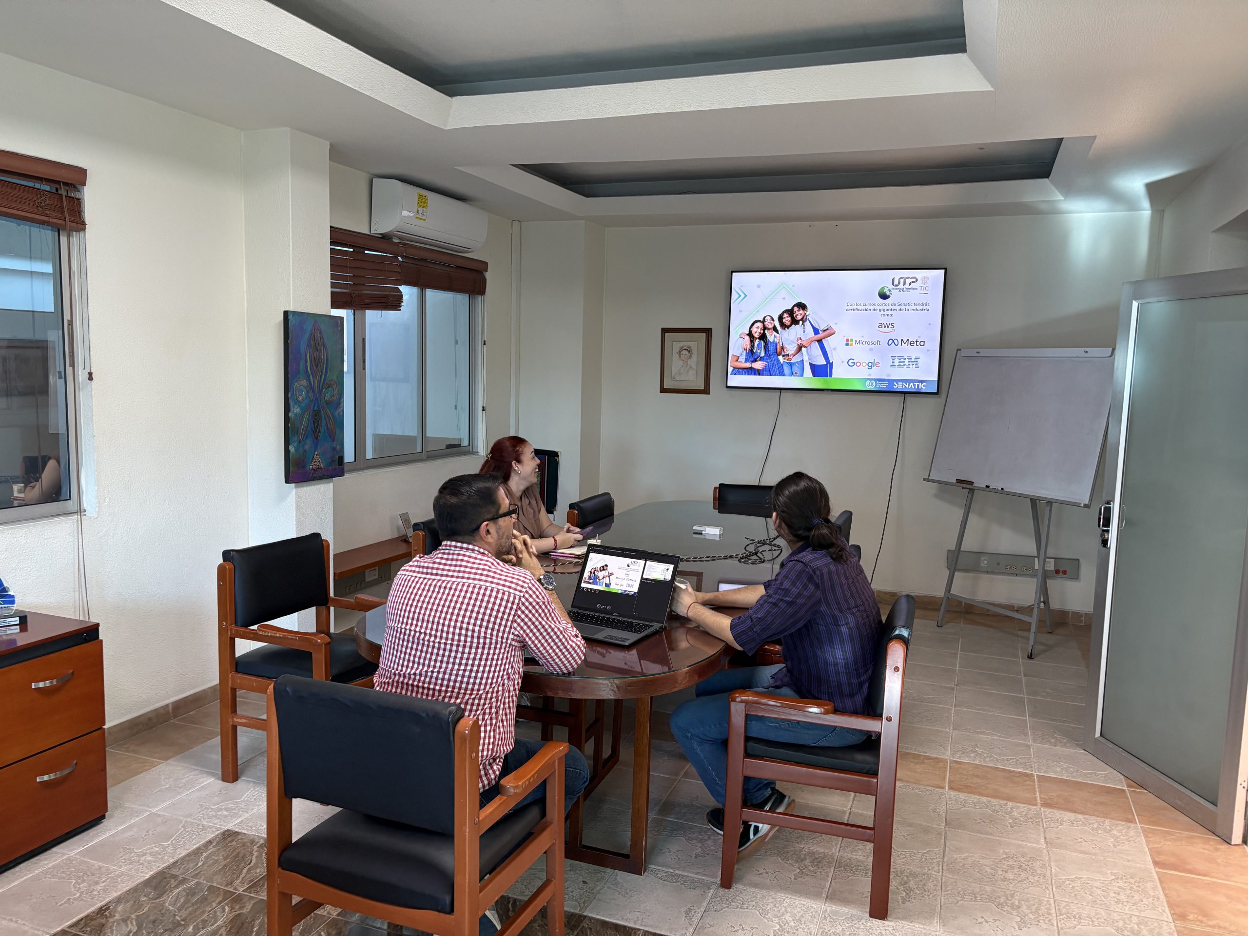 Desde la representación de egresados de la Universidad Tecnológica de Pereira, liderada por la ingeniera Paula Villa, se viene implementando la estrategia SENATIC, una apuesta integral que busca impactar positivamente no solo a la comunidad universitaria, sino también a diversos sectores de la sociedad.