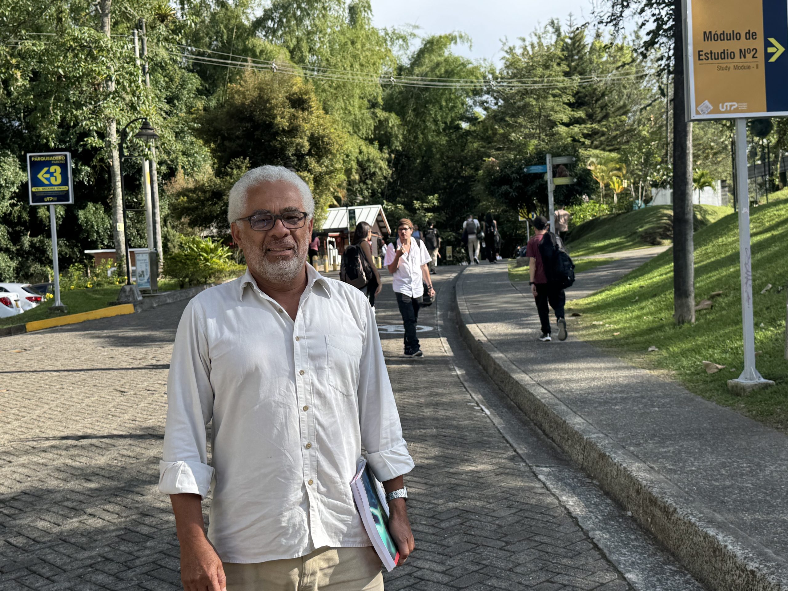 Sus pasos son tranquilos por los espacios de la Universidad Tecnológica de Pereira, acompañado en muchas ocasiones por un dálmata al que acogió como un hijo, sus cabellos son blancos seguramente por el paso del tiempo. Su alegría es permanente por haber encontrado desde hace 30 años a la UTP como su espacio de vida.