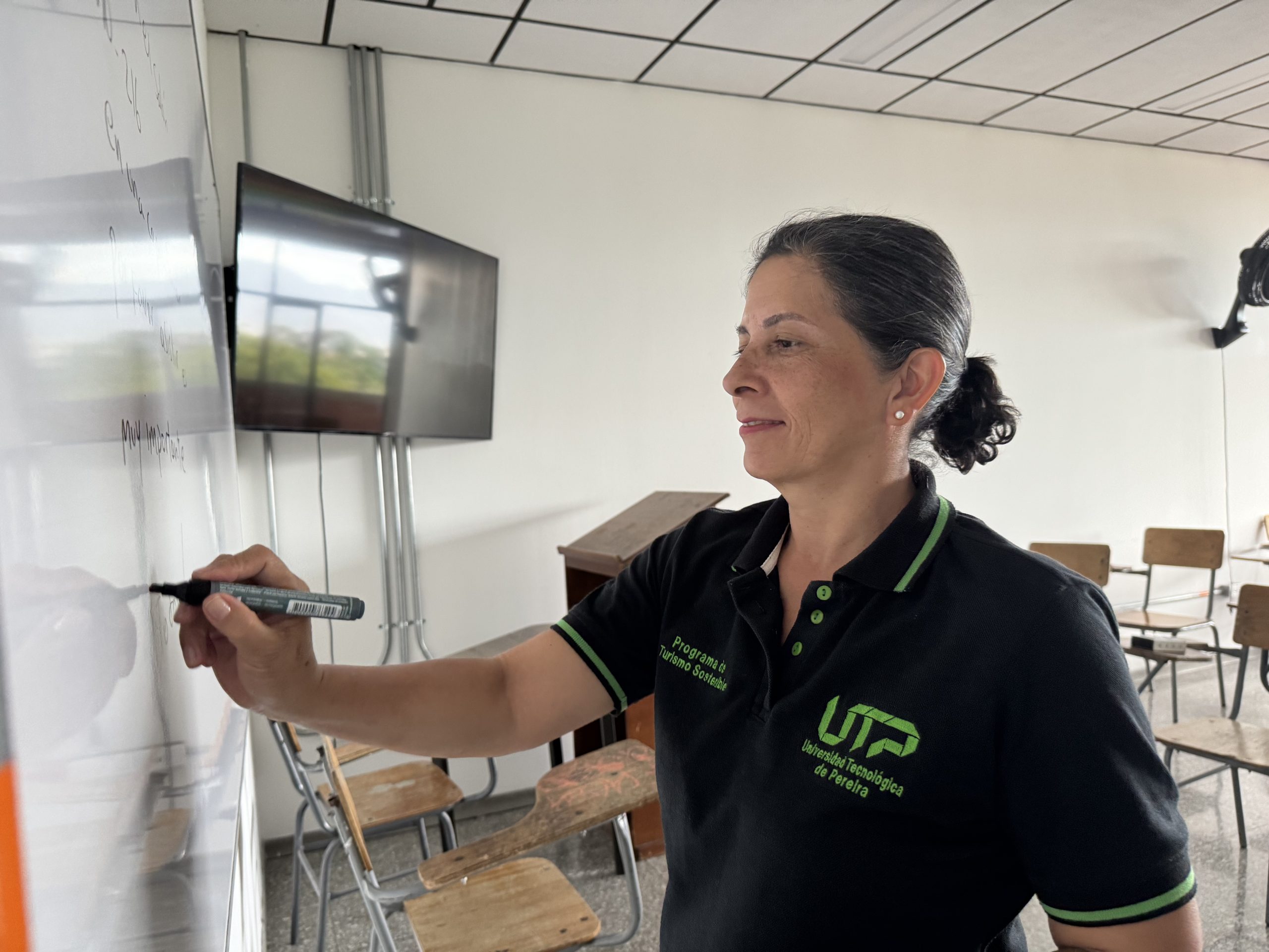 Dejó su pueblo natal para trabajar en un hotel de la ciudad. Su dedicación, responsabilidad, entrega y ganas de progresar la llevaron a ser su subgerente. Después de 28 años en ese hotel, decidió estudiar Turismo Sostenible por ciclos propedéuticos en la UTP. Luego se hizo docente.