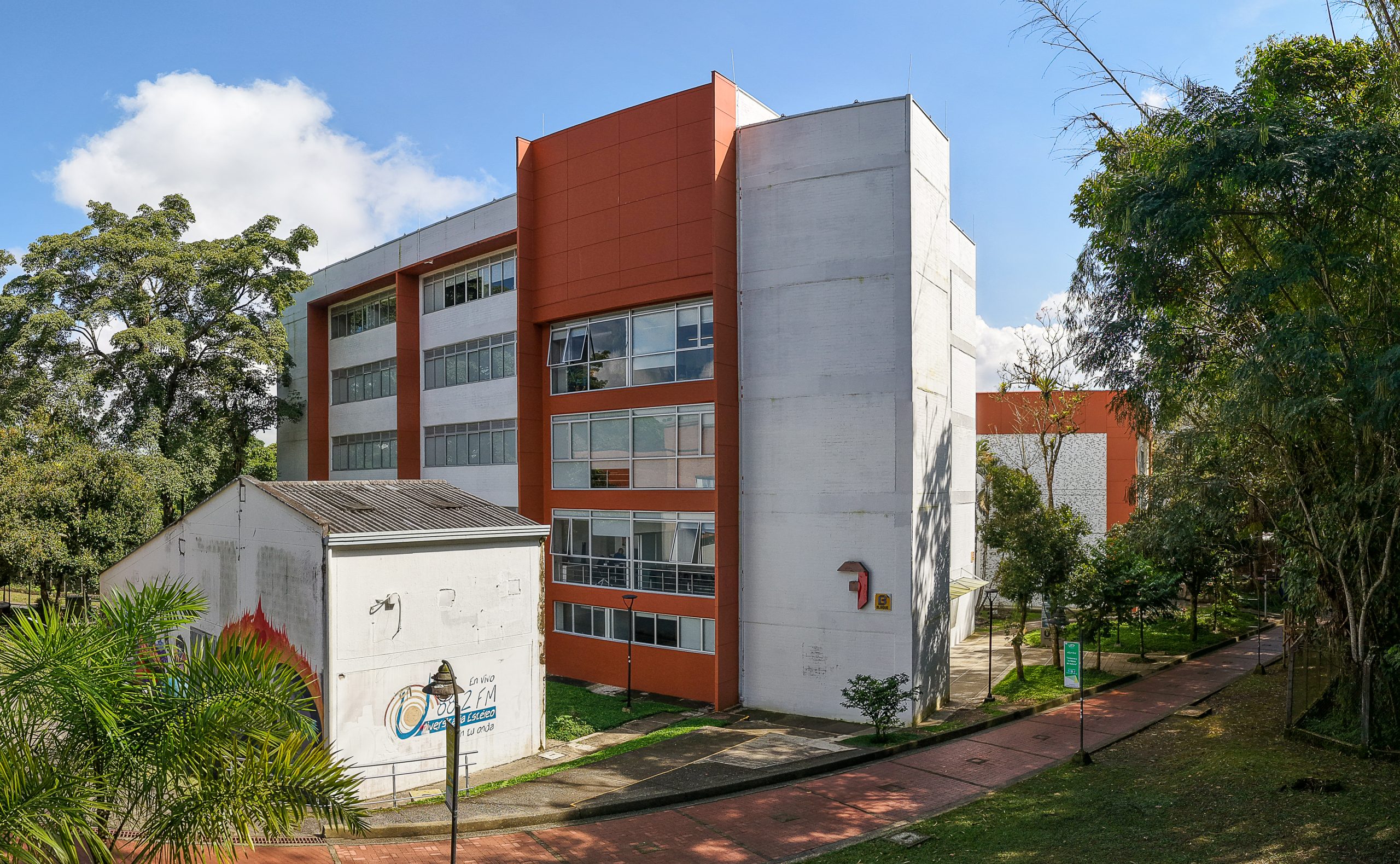 En un paso significativo hacia la internacionalización académica y el fortalecimiento interdisciplinario, la Facultad de Ciencias Básicas de la Universidad Tecnológica de Pereira ha firmado un convenio con la Red Internacional de Cibernética Social  Proporcionalista. Este acuerdo posiciona a la UTP como parte de una red universitaria global que incluye al Instituto Superior Tecnológico Universitario Corporativo Edwards Deming de Ecuador y al Instituto de Imagen y Comunicación de Mozambique.