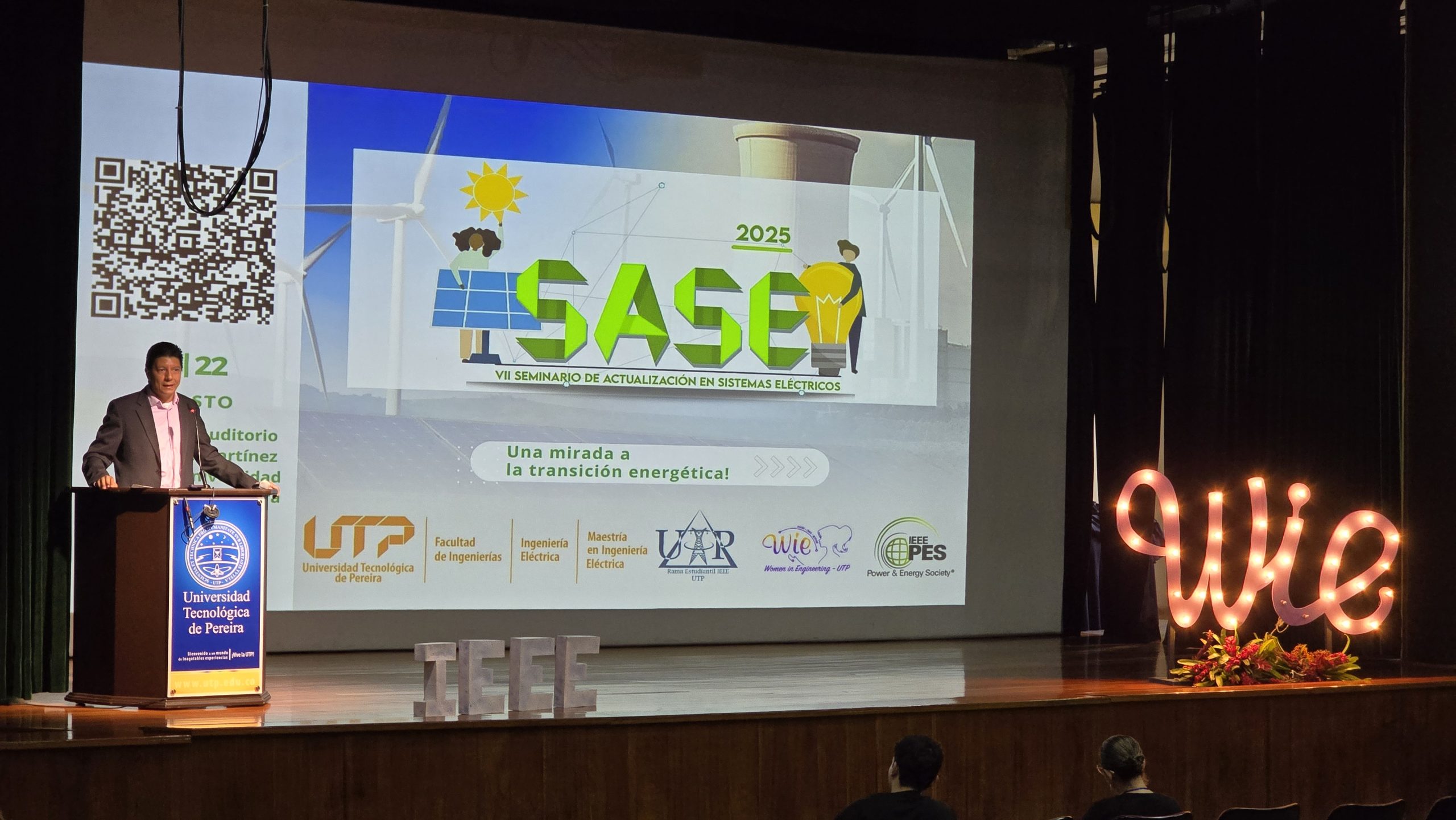 El auditorio Jorge Roa Martínez de la Universidad Tecnológica de Pereira se convierte nuevamente en el epicentro del conocimiento técnico y la innovación con la realización de la séptima edición del Seminario de Actualización en Sistemas Eléctricos (SASE), un evento que celebra una década de compromiso con el desarrollo del sector eléctrico colombiano.