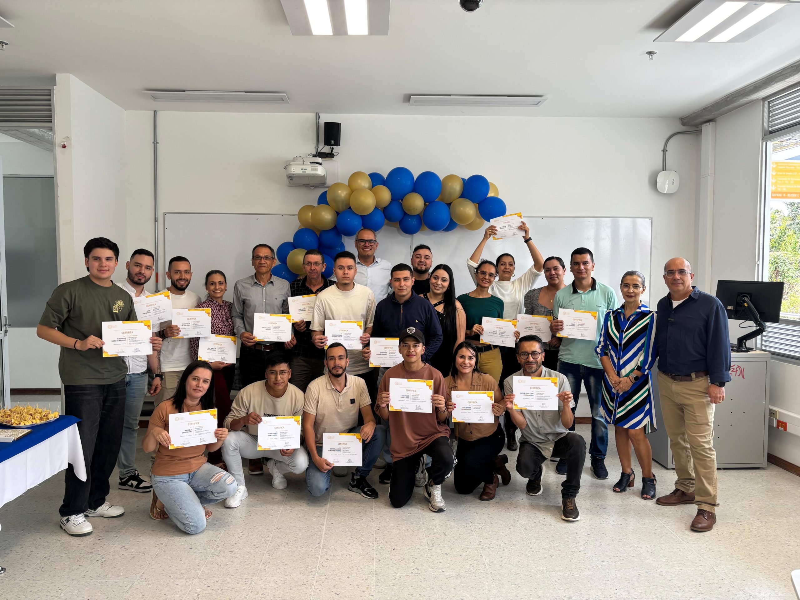 La Facultad de Ciencias Empresariales celebró con gran satisfacción la exitosa conclusión del Diplomado de Trading para No Traders, una iniciativa académica especialmente diseñada para aquellos sin experiencia en el mundo del trading que desean adquirir conocimientos y habilidades en esta área. El diplomado, que contó con un grupo diverso de participantes, destacó por el entusiasmo y el compromiso de los estudiantes, quienes aprovecharon cada sesión para adentrarse en estrategias y herramientas esenciales del mercado financiero.