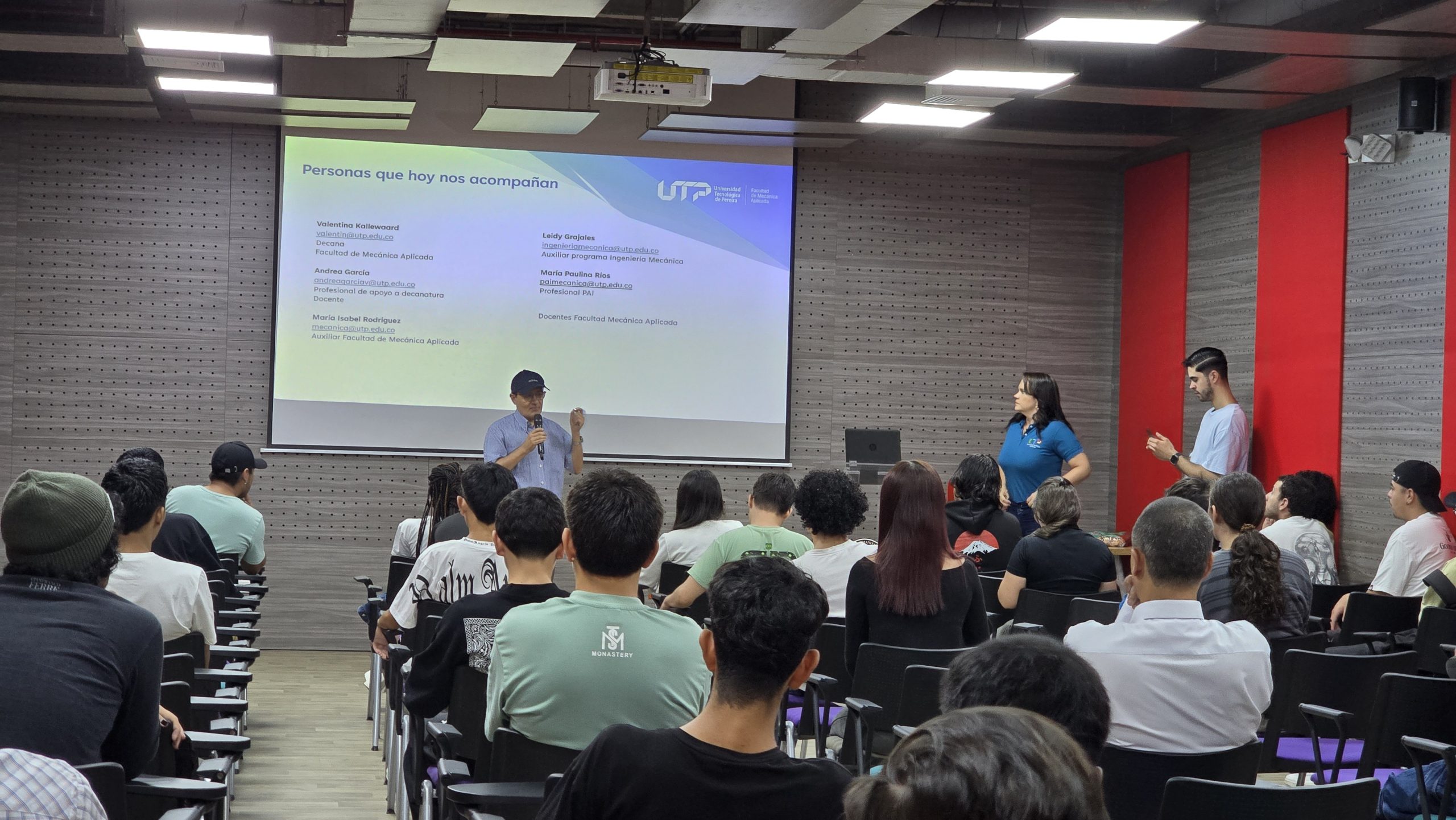En una jornada cargada de entusiasmo, orientación y sentido de comunidad, la Facultad de Mecánica Aplicada de la Universidad Tecnológica de Pereira, recibió a los estudiantes de primer semestre de los programas de Ingeniería Mecánica e Ingeniería Civil. El evento, que tuvo lugar en los espacios de la facultad, marcó el inicio de una nueva etapa para quienes comienzan su formación profesional en esta prestigiosa institución.